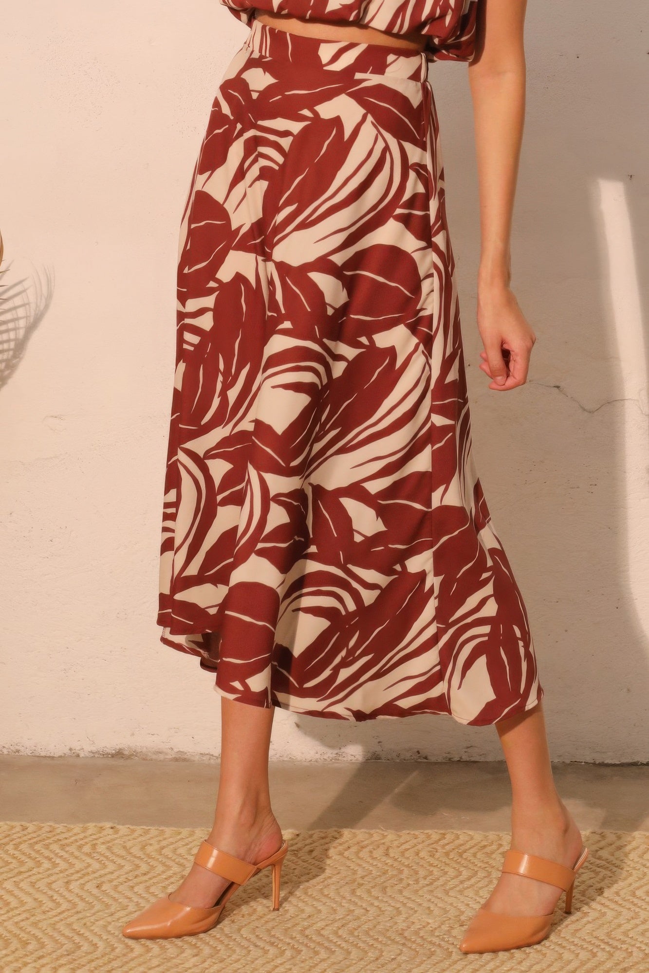 Lucca Leaf Midi Swing Skirt bordeaux: A-lijn midi met leaf print en luchtige swing-plooi.