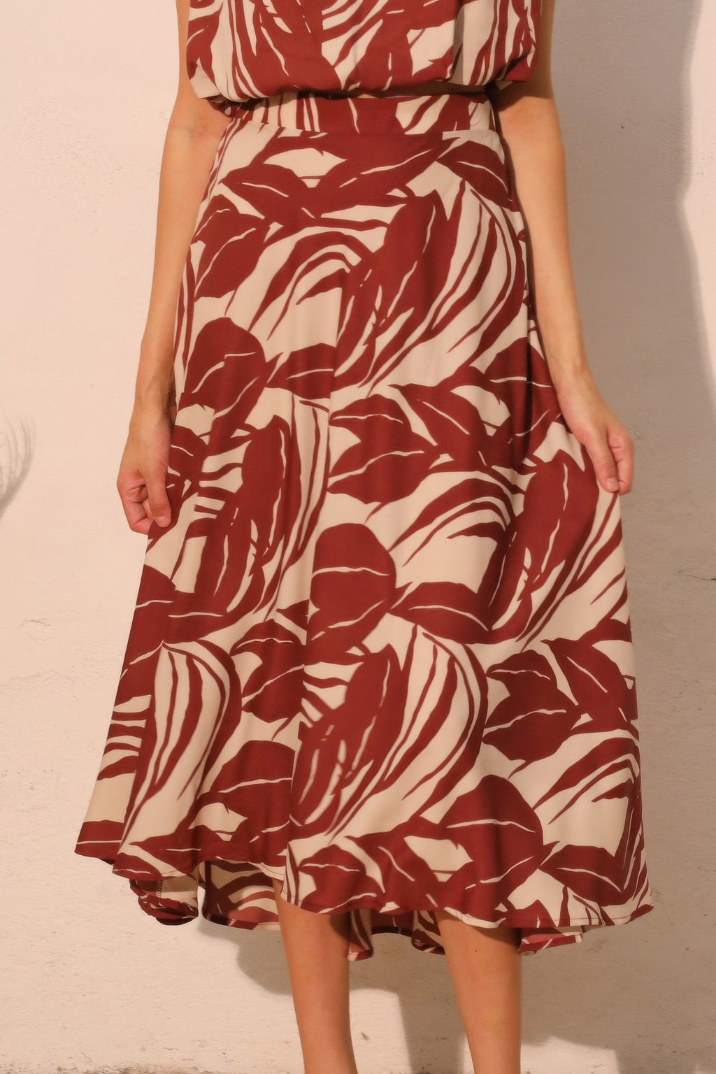 Lucca Leaf Midi Swing Skirt bordeaux leaf print, losse vallende swingrok met geplooide zoom.