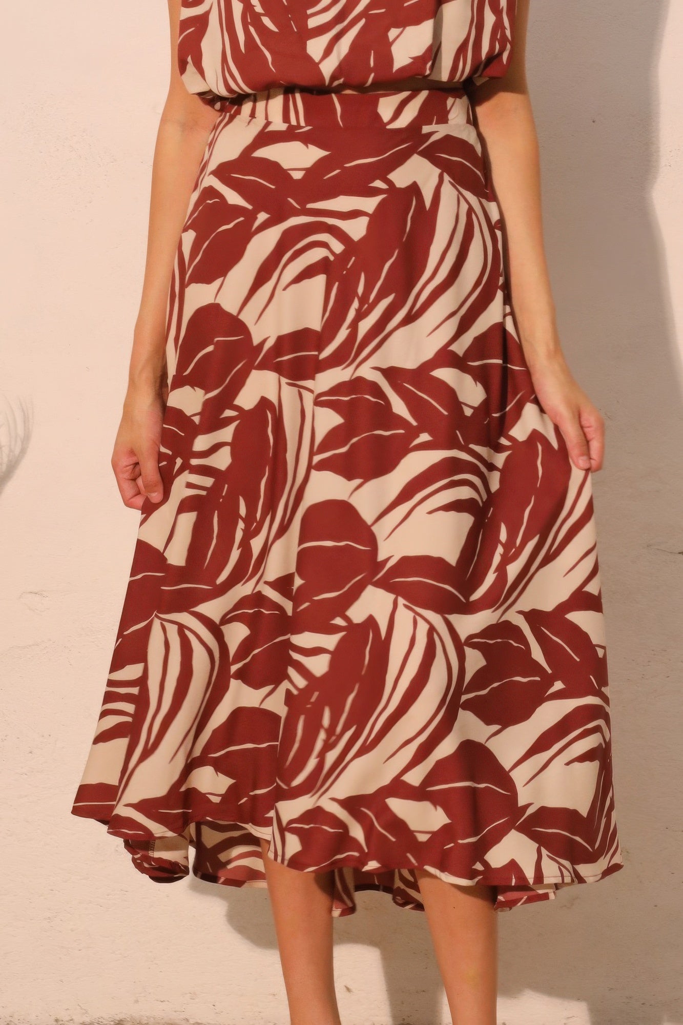 Lucca Leaf Midi Swing Skirt bordeaux leaf print, losse vallende swingrok met geplooide zoom.