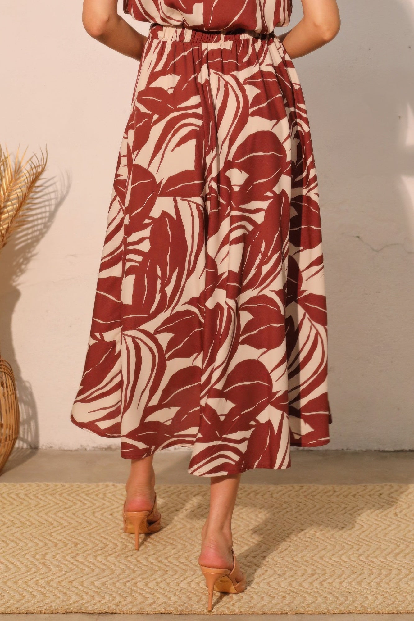 Lucca Leaf Midi Swing Skirt bordeaux: geplooide midi-swing met leaf patroon en wijde beweging.