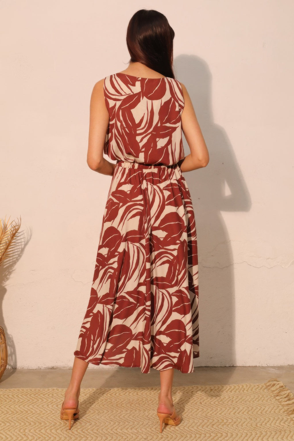 Lucca Leaf Midi Swing Skirt achterkant bordeaux leaf print, midi-swing met rimpel tailleband.
