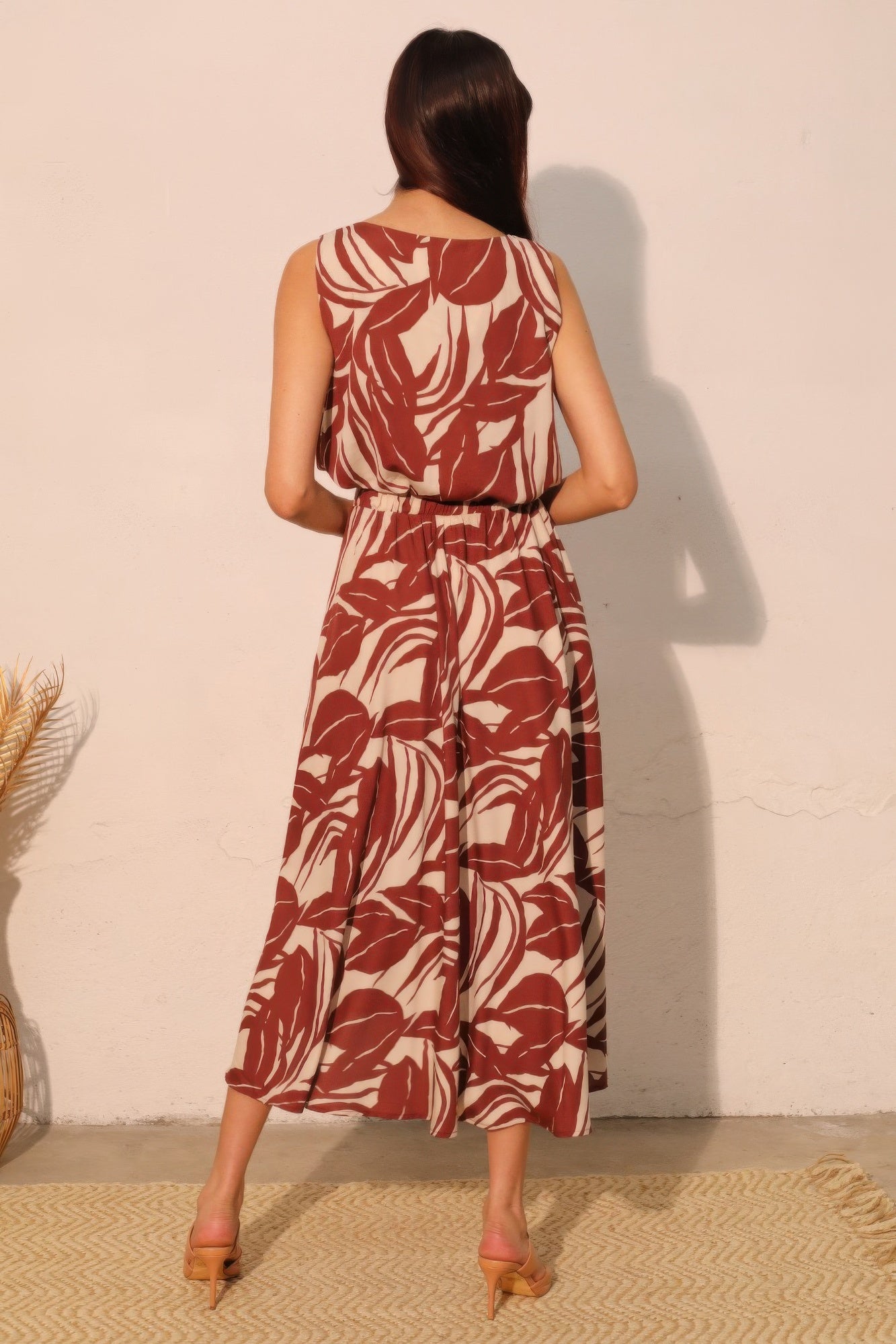Lucca Leaf Midi Swing Skirt achterkant bordeaux leaf print, midi-swing met rimpel tailleband.