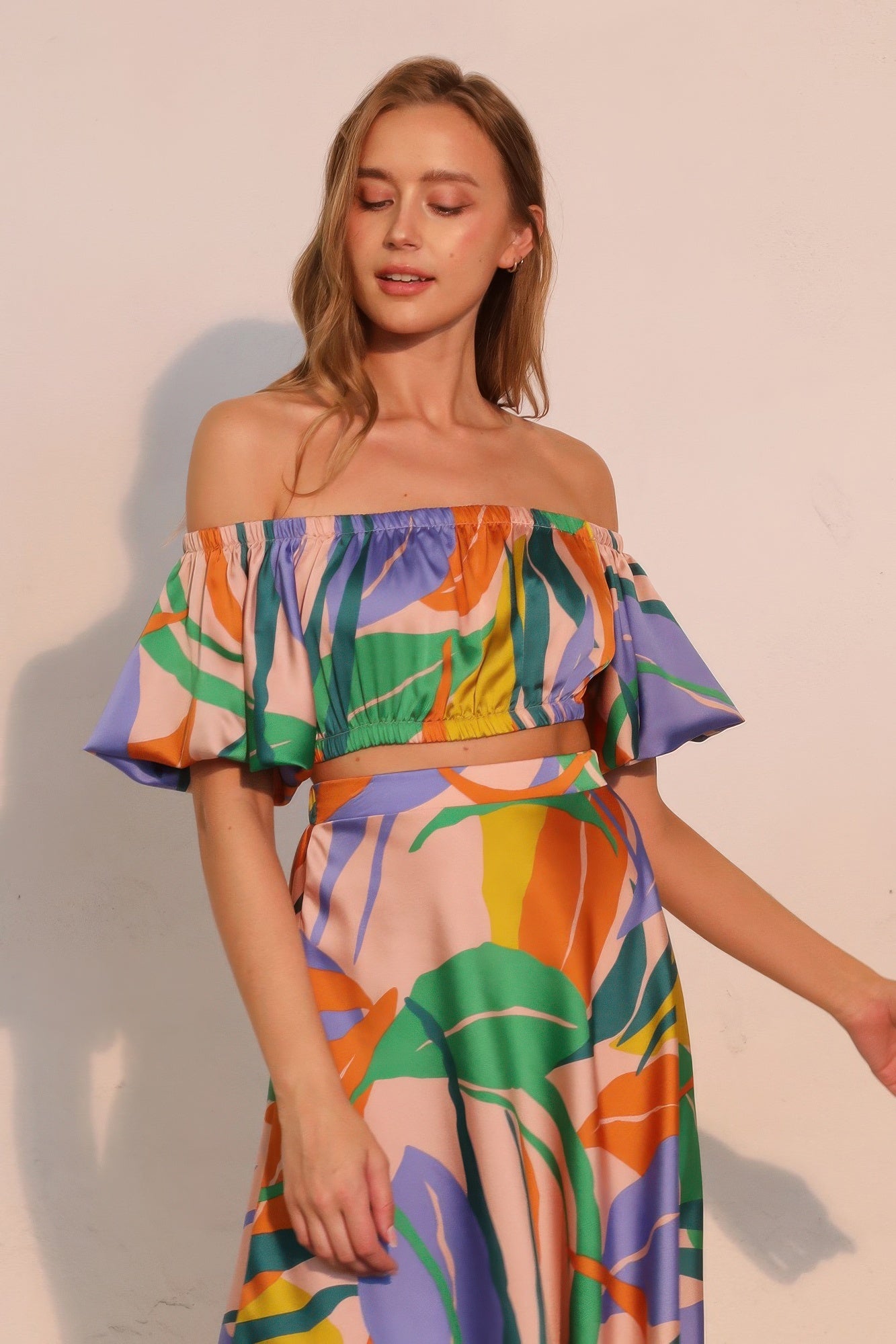Isla Tropical satin crop top, off-shoulder elastic neckline and bubble sleeves, multicolor print