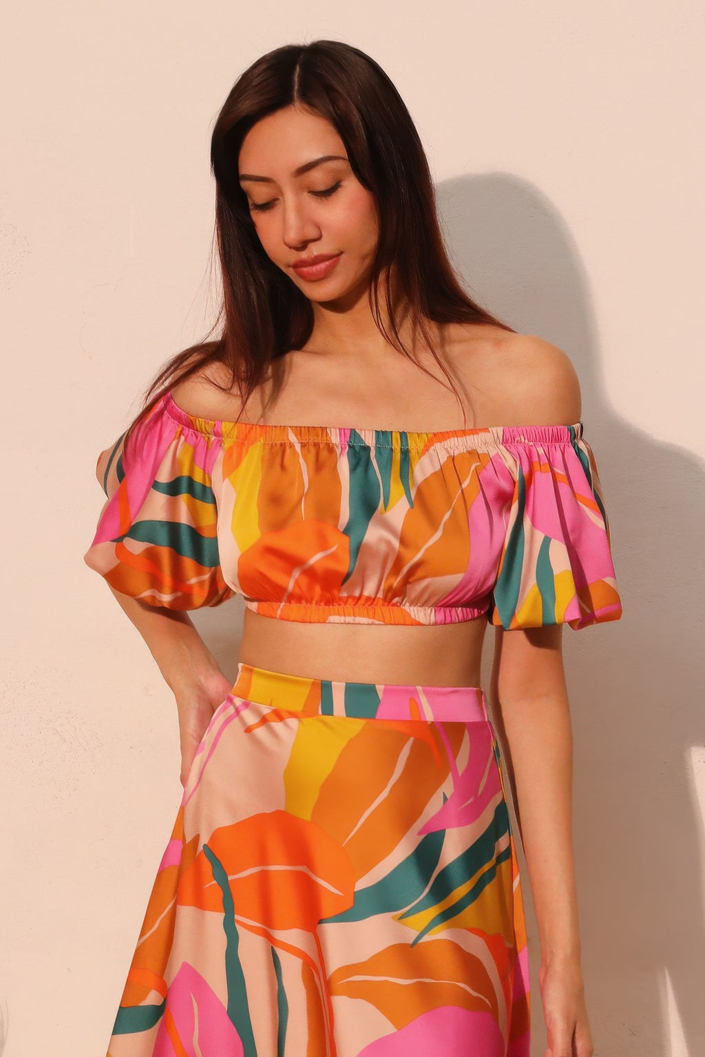 Isla Tropical crop top satinado con hombros descubiertos y mangas globo, estampado multicolor