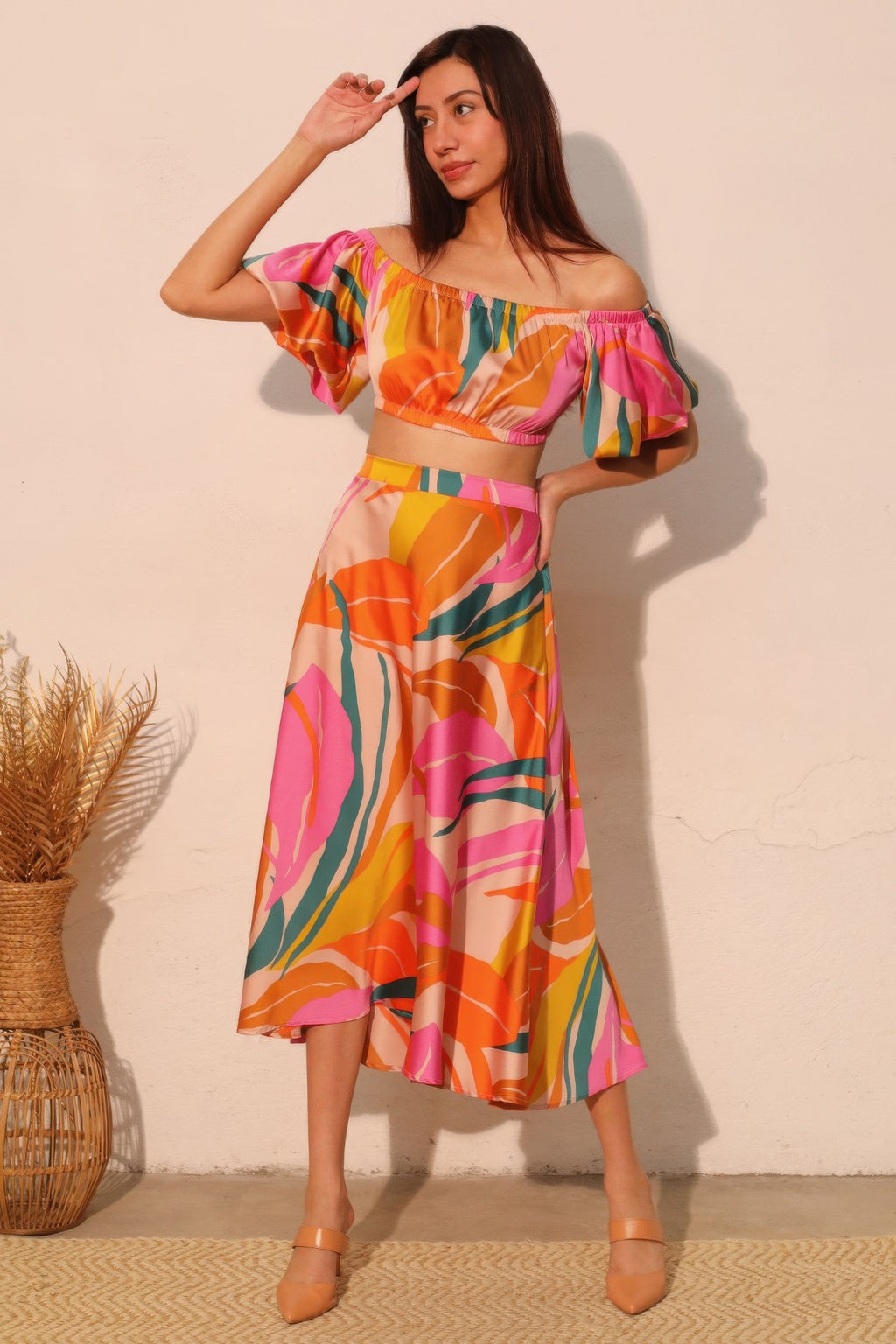 Crop top satinado Isla Tropical off-shoulder con mangas abullonadas y volantes, estampado tropical