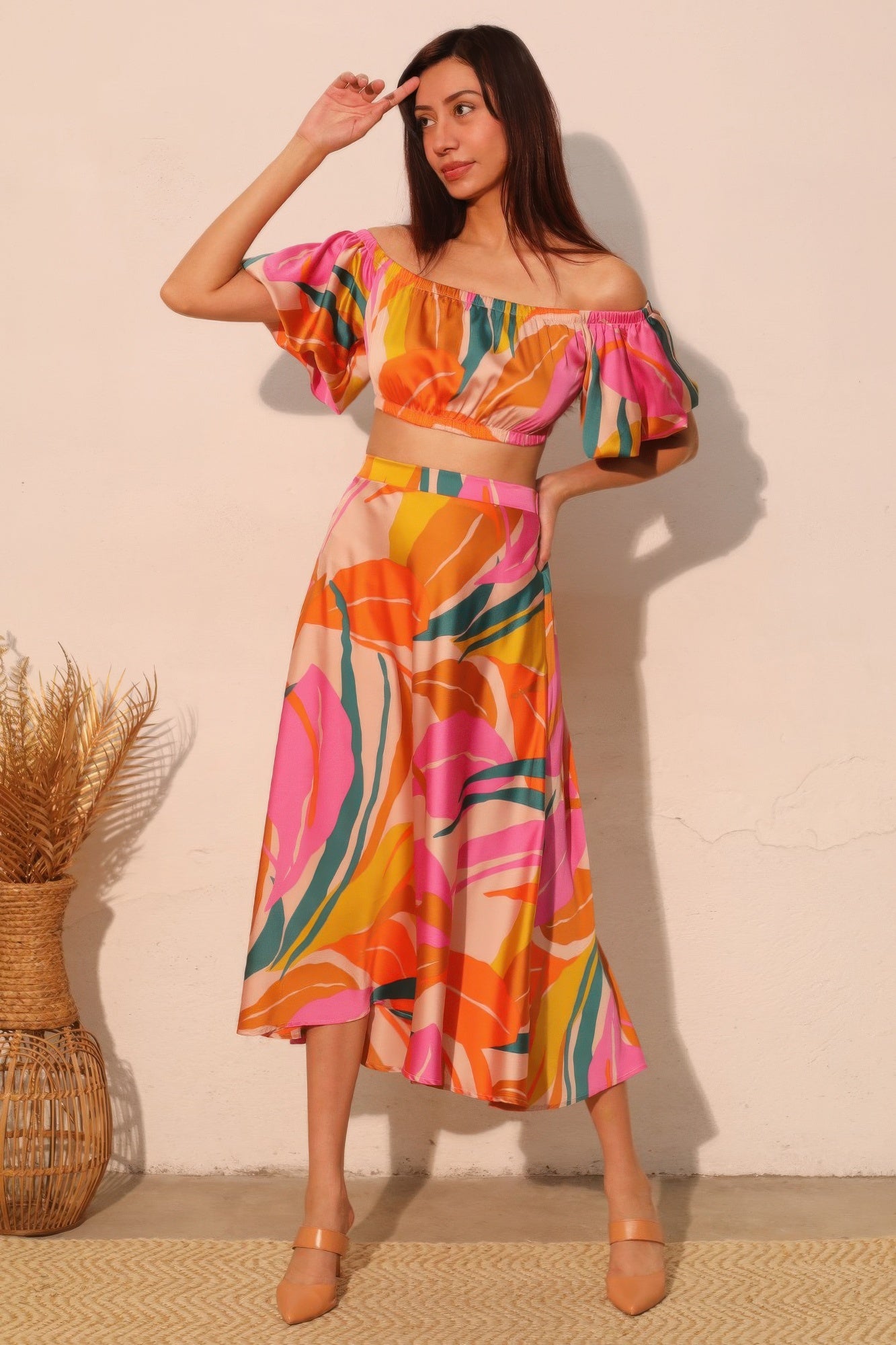 Crop top satinado Isla Tropical off-shoulder con mangas abullonadas y volantes, estampado tropical