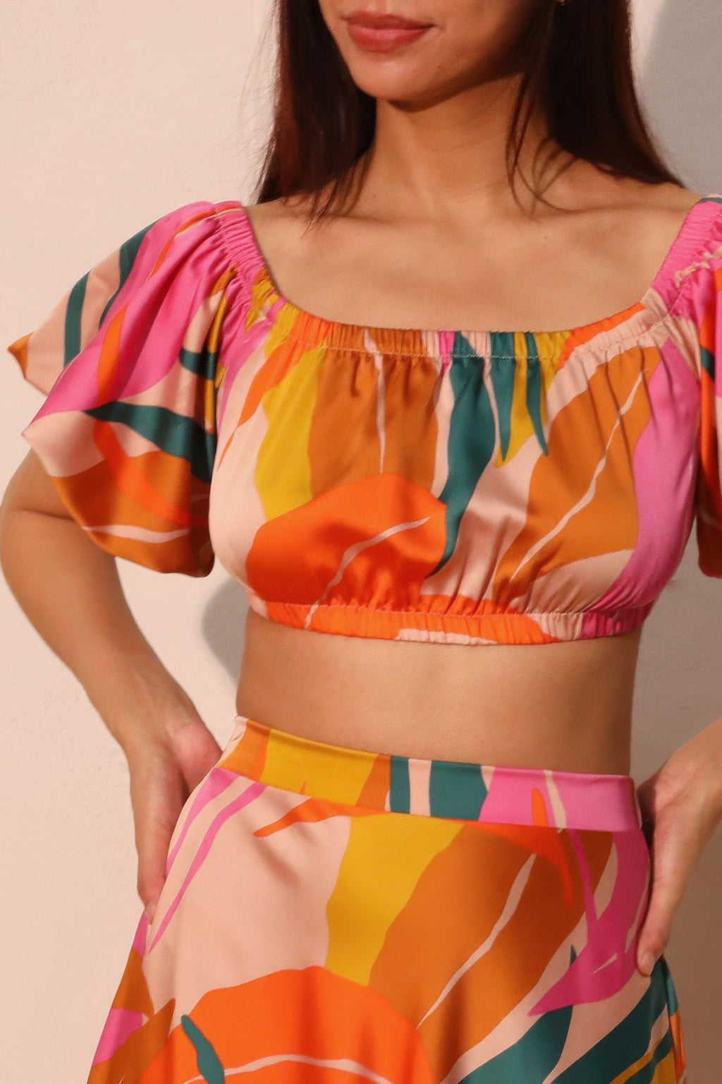 Isla Tropical crop top satinado con frunces en el escote y mangas globo, estampado tropical