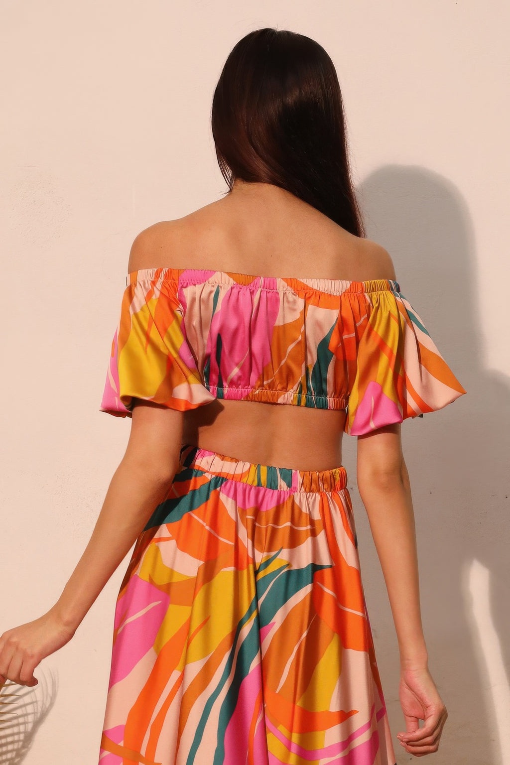 Isla Tropical crop top satinado a la espalda con fruncido y hombros descubiertos, estampado