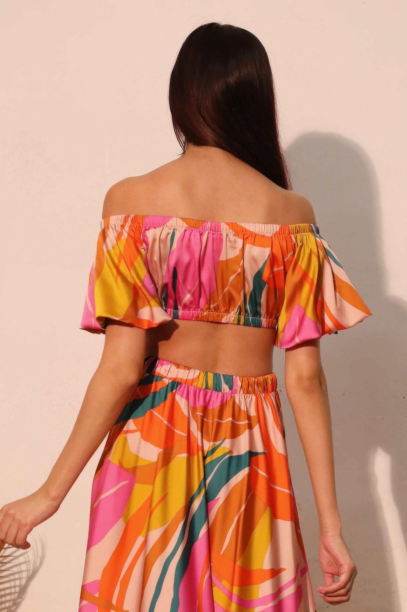 Isla Tropical crop top satinado a la espalda con fruncido y hombros descubiertos, estampado
