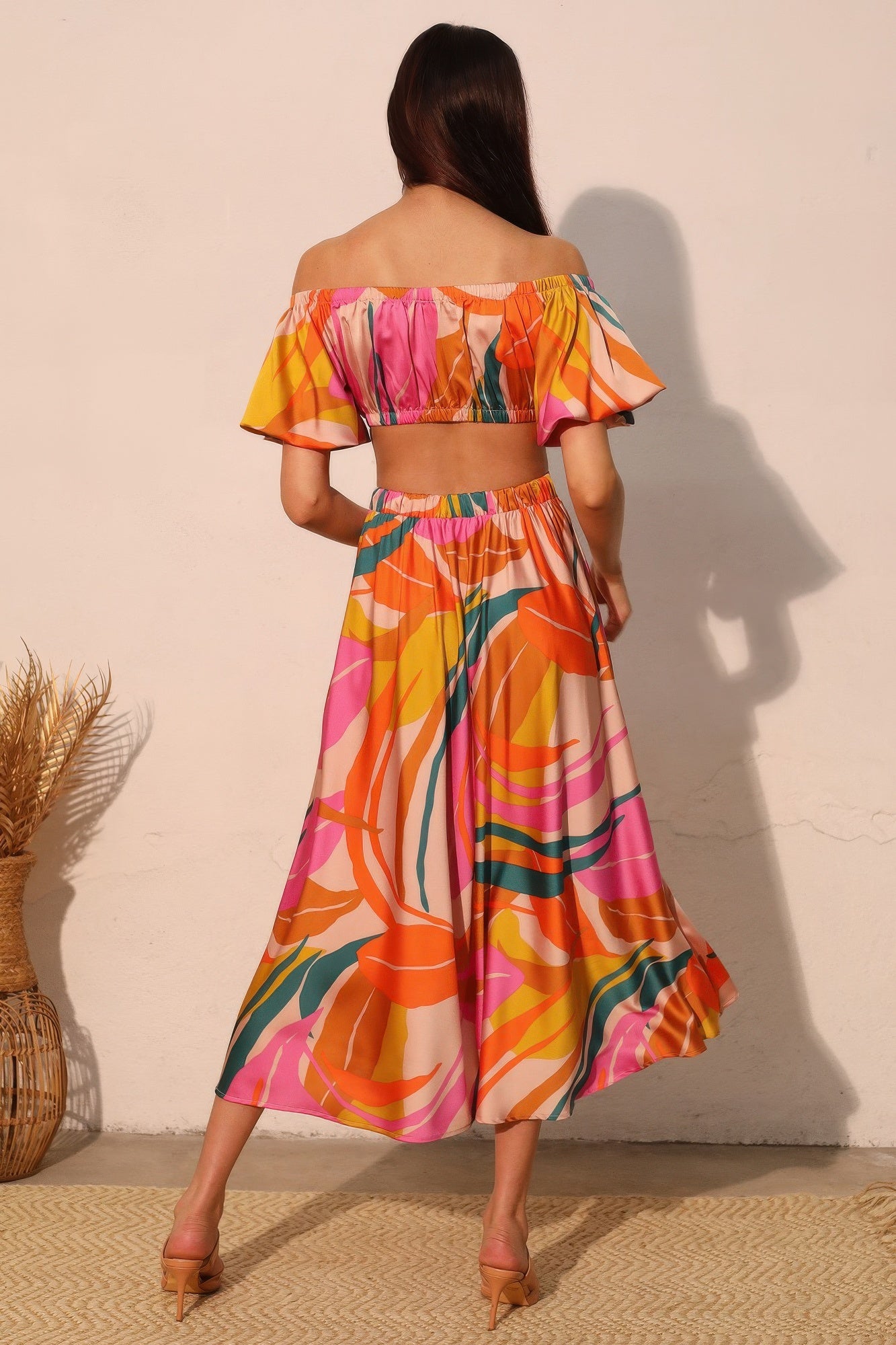 Isla Tropical crop top satinado trasero con escote amplio fruncido y mangas globo, estampado