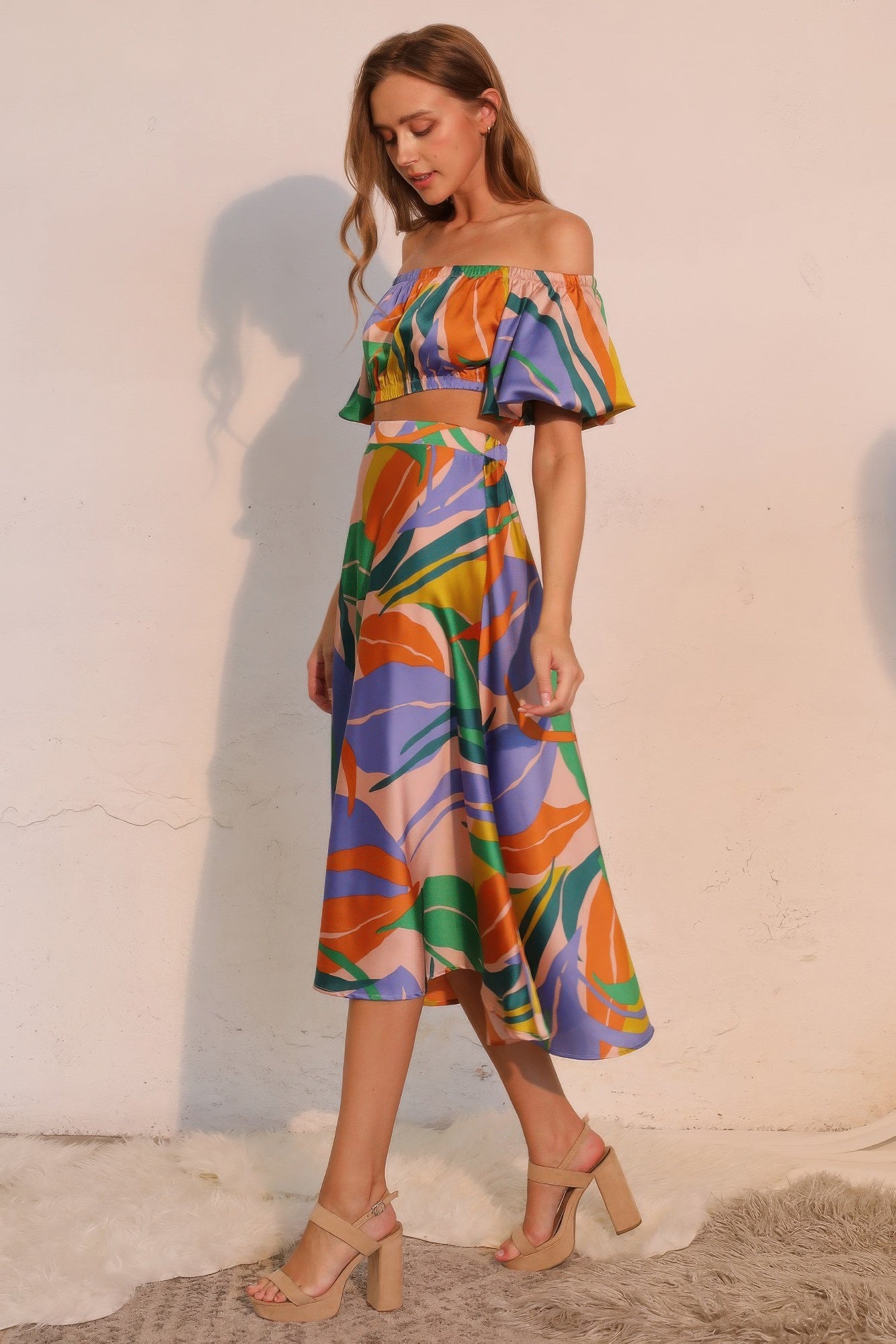 Satin off-shoulder crop top, wide ruffle bubble sleeves and tropical multicolor print