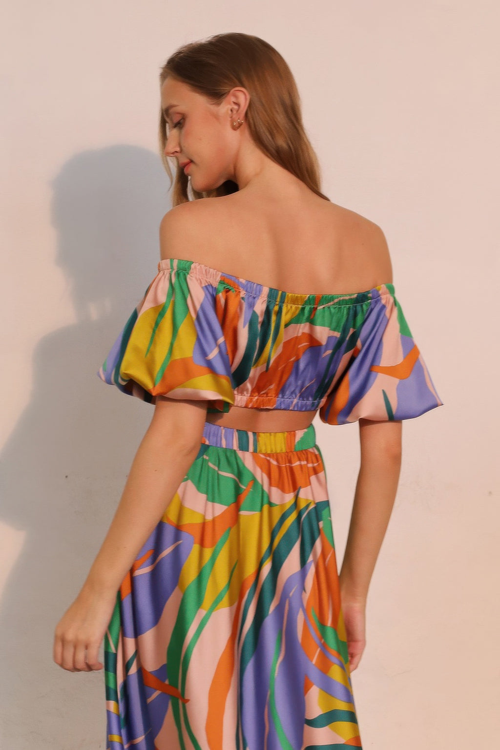 Isla Tropical satin crop top, off-shoulder elastic top and tropical multicolor print