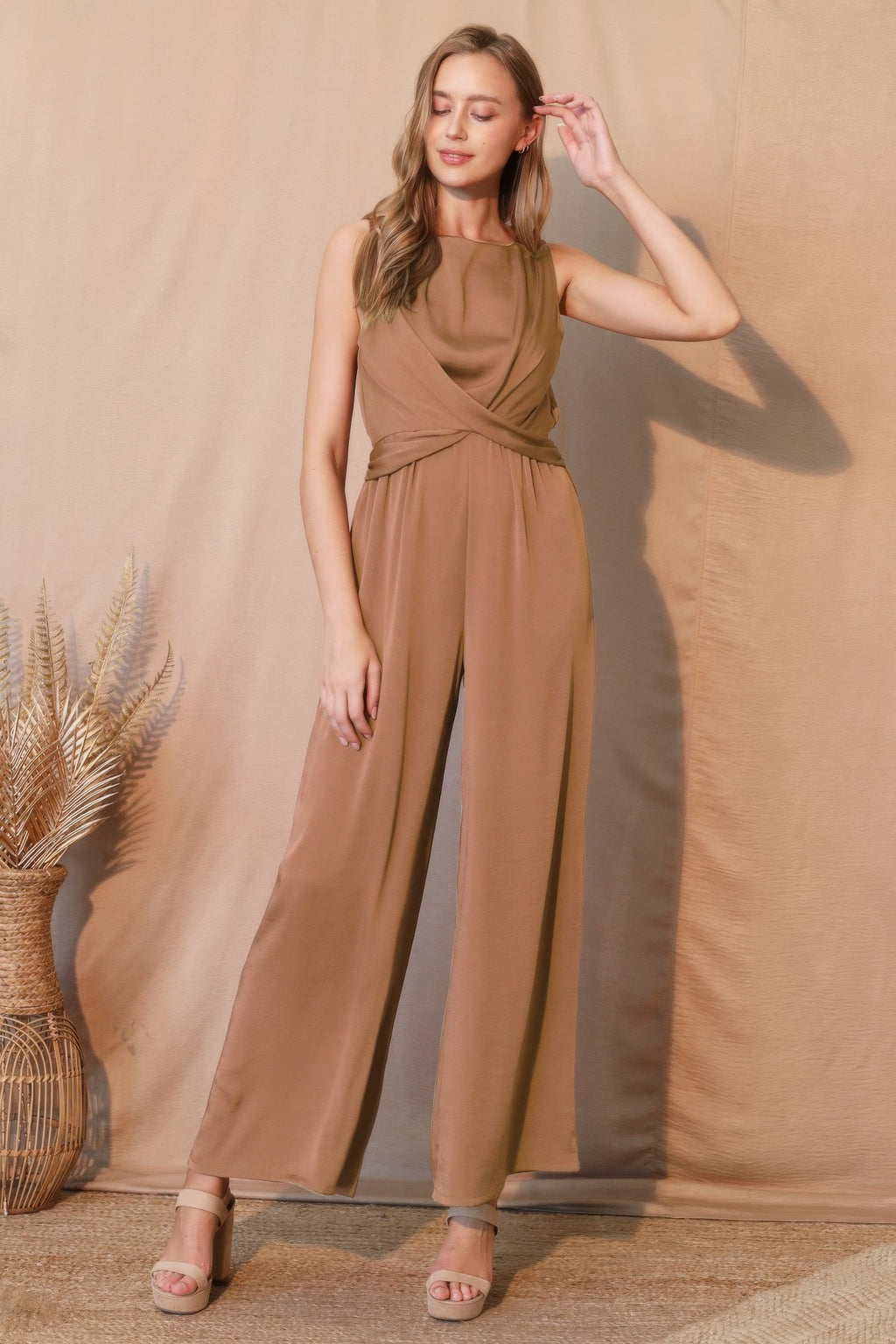 Polyseiden-Jumpsuit mit Twist-Front, ärmellos, weit fallendes Bein, braun