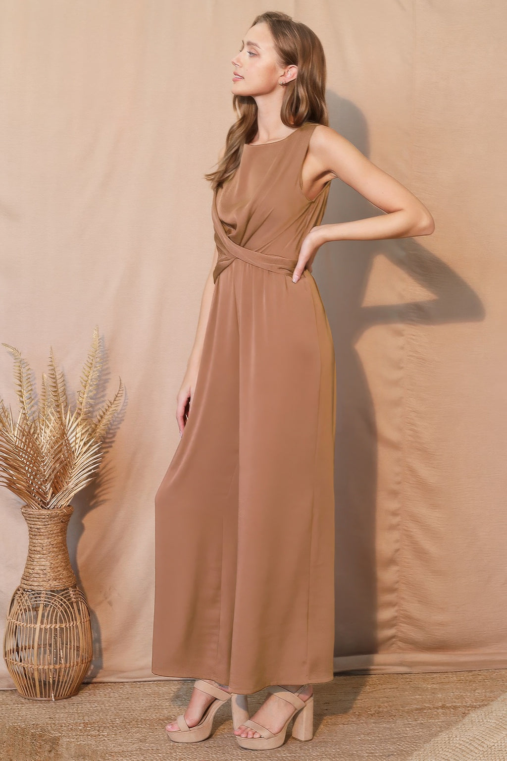 Washed Poly Silk Jumpsuit mit Twist-Front, braun, geraffte Taille, langer Hosenstil