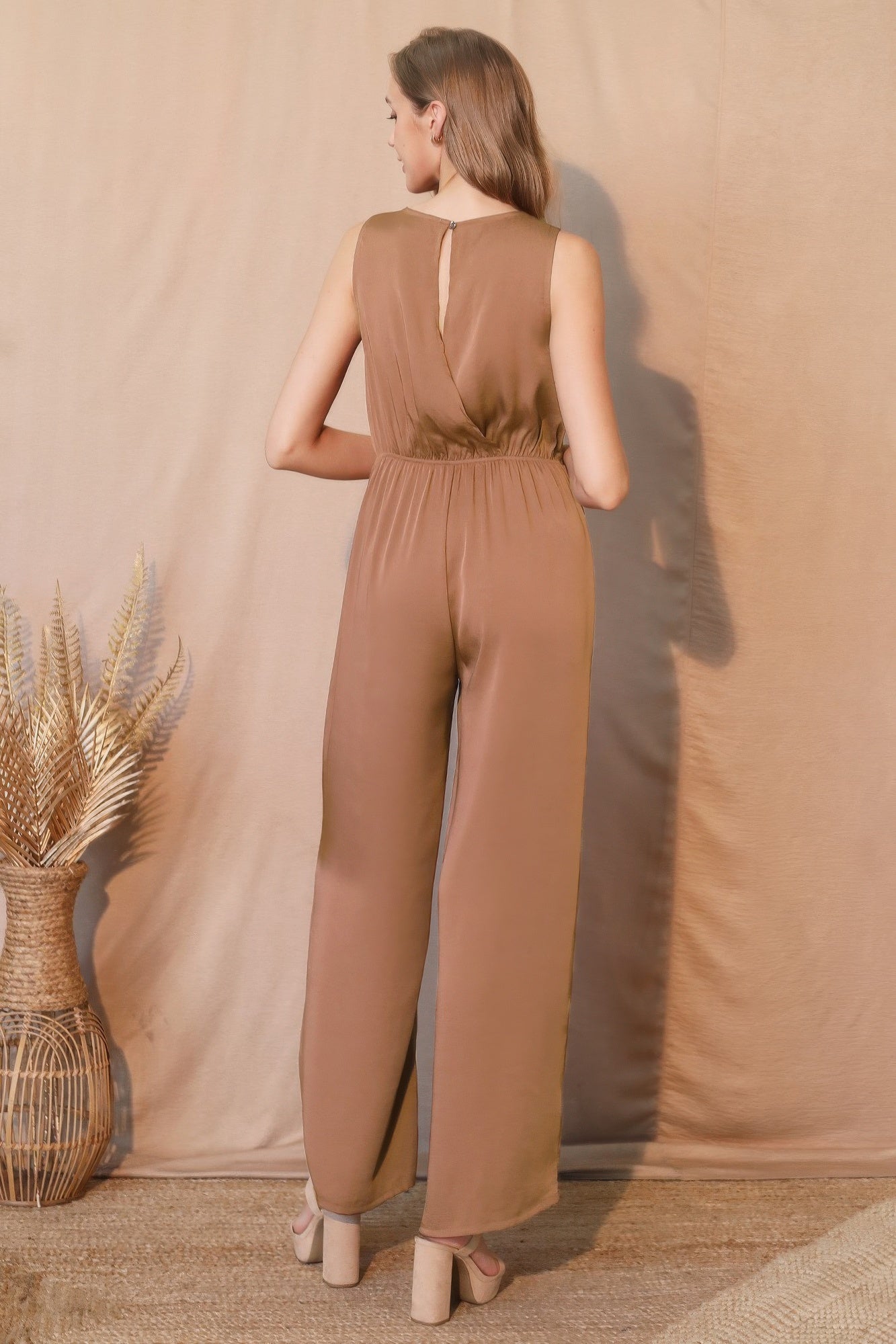 Rückansicht: Polyseiden-Jumpsuit mit weitem Bein, ärmellos, braun