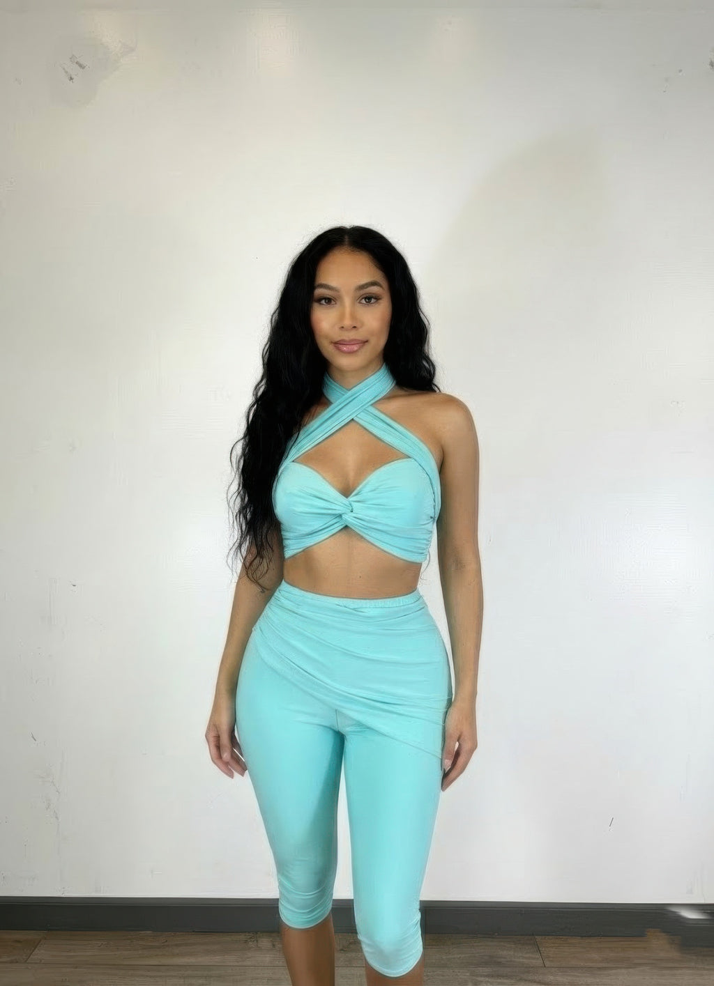 Aqua-mintfarbenes Crisscross Halter-Bustier mit Twist-Knoten und Caprihose, vorne