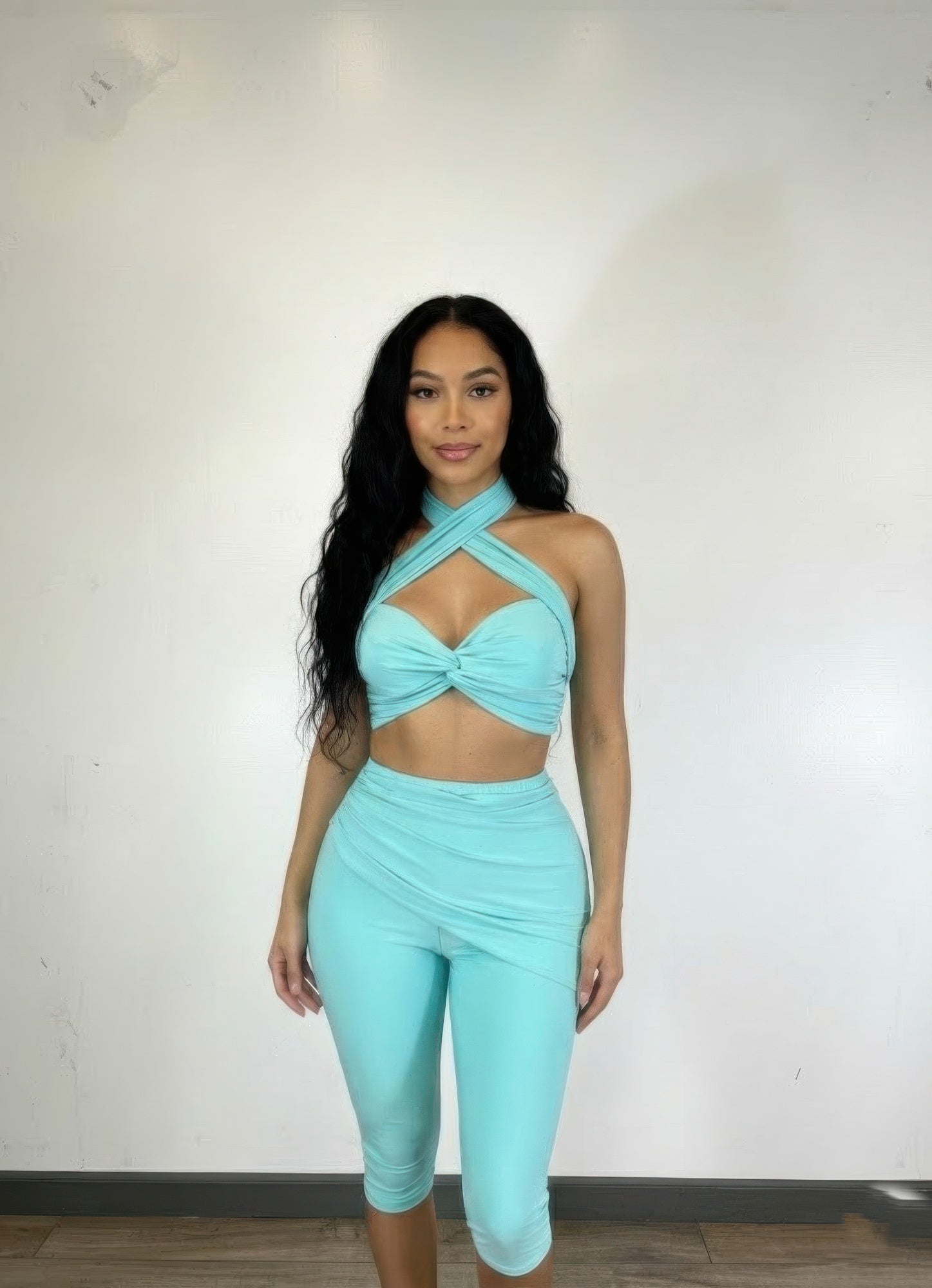 Aqua-mintfarbenes Crisscross Halter-Bustier mit Twist-Knoten und Caprihose, vorne