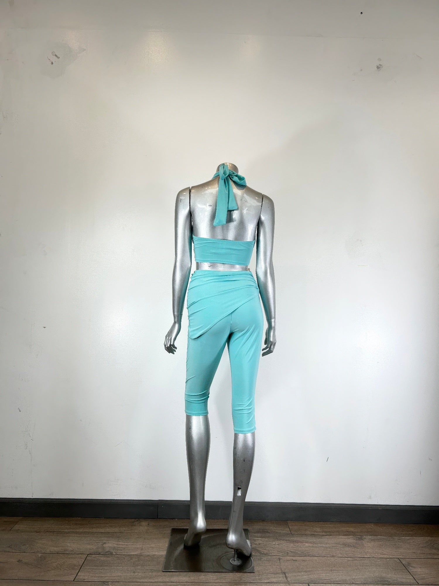 Aqua-mint Crisscross Halter-Set auf Mannequin: Twist-Top mit Self-Tie Caprihose