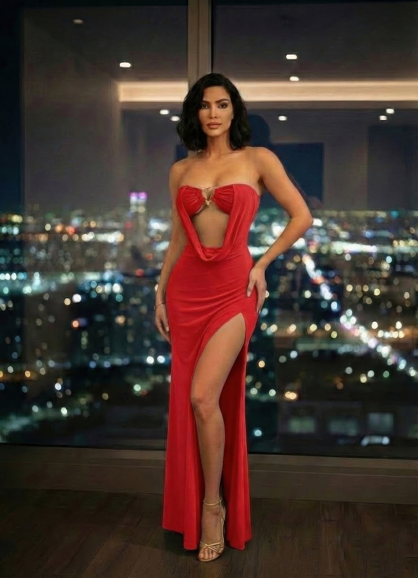 Rotes Abendkleid, trägerloses Schleifen-Bustier und Beinschlitz mit Raffung.