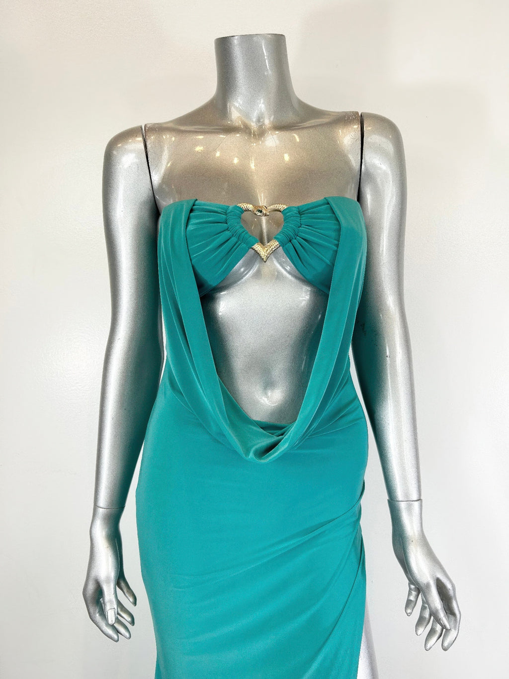 Türkisfarbenes Abendkleid am Mannequin: Bustier mit Schleife, Herzapplikation am Ausschnitt.