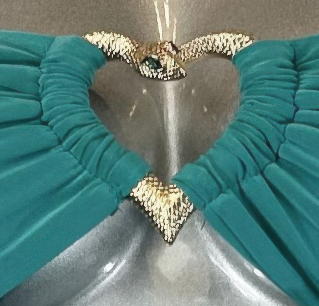 Nahaufnahme: türkisfarbenes Bustier-Kleid mit Herz-Paillettenbesatz und Strassschleife.