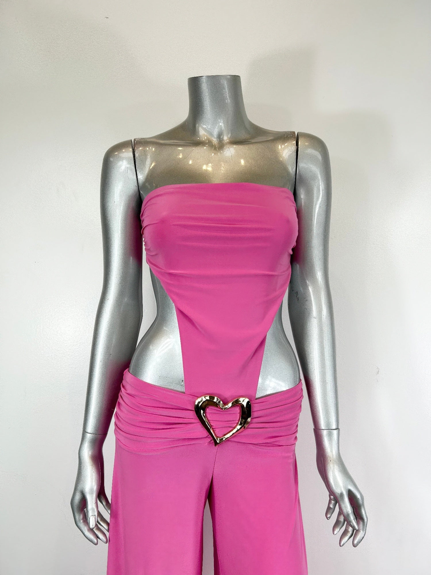 Hot pink Wide-leg Jumpsuit mit großem goldfarbenem Herz-Gürtel an der Taille
