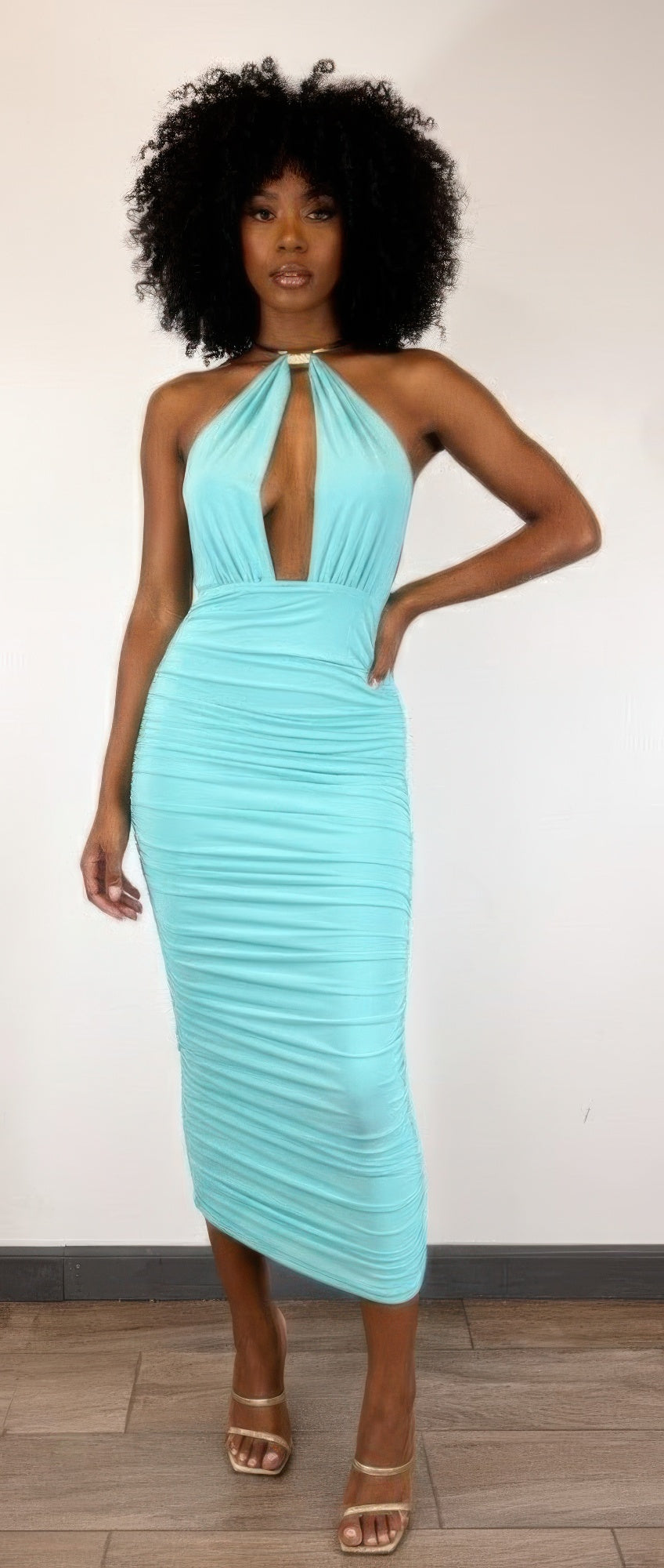 Halterloses Midi-Kleid in Aqua, tiefes Dekolleté, geraffter Faltenrock