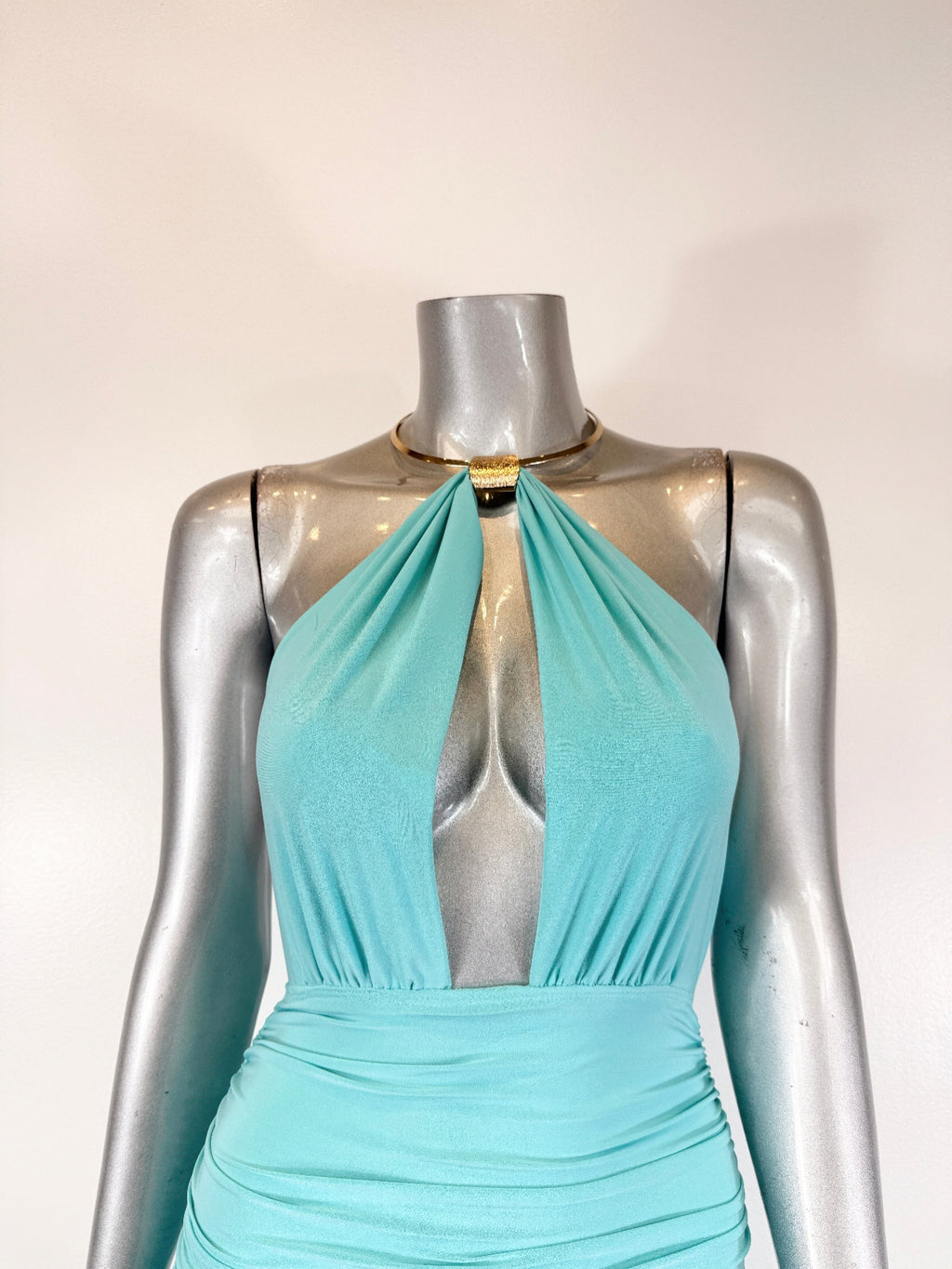 Aqua Midi-Kleid, Halter-Halsband mit goldfarbener Klemme, Neckline mit Cut-out