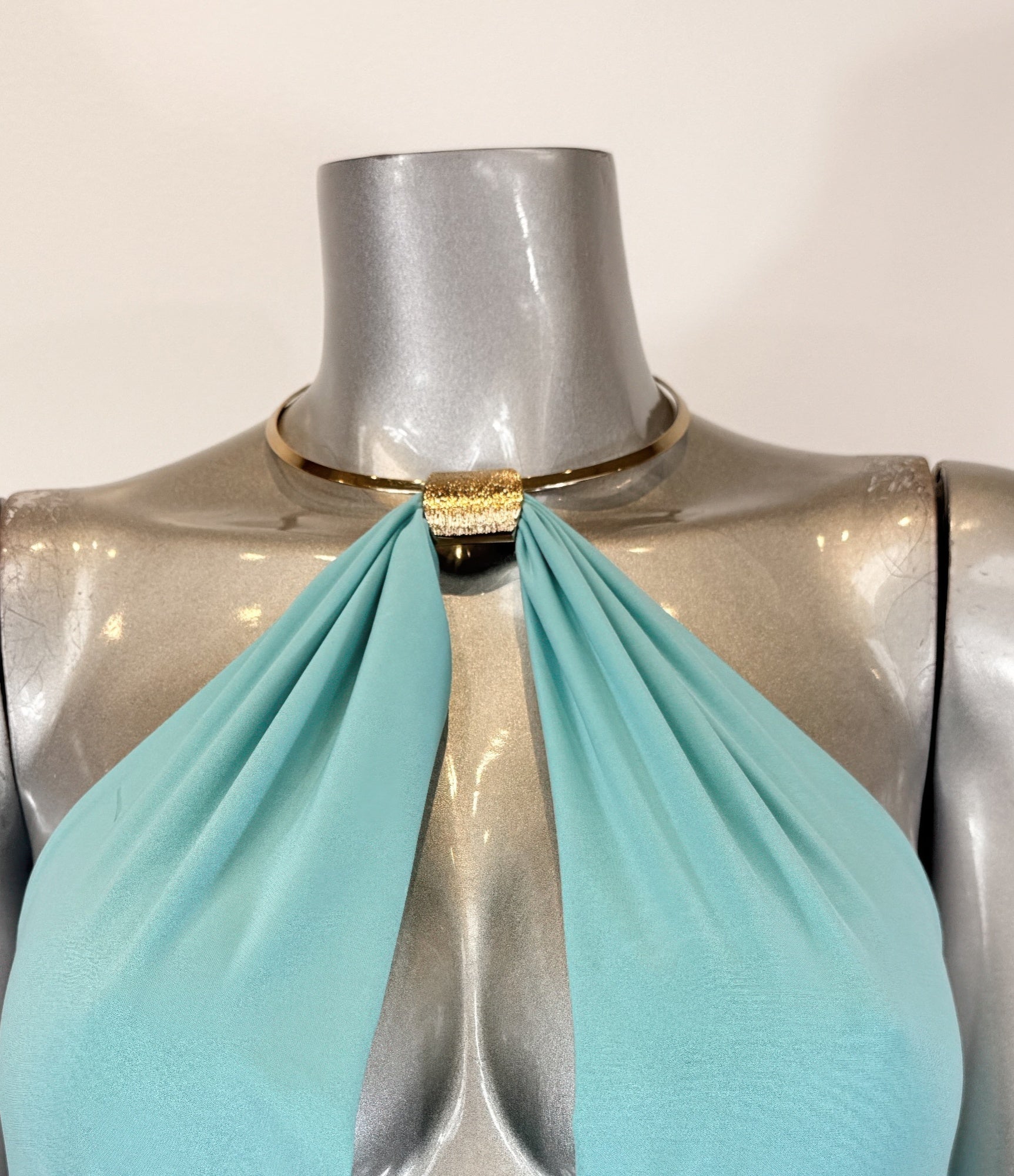 Aqua Kleid-Oberteil mit goldfarbener Klemme am Halsausschnitt und schmalen Drapierungen
