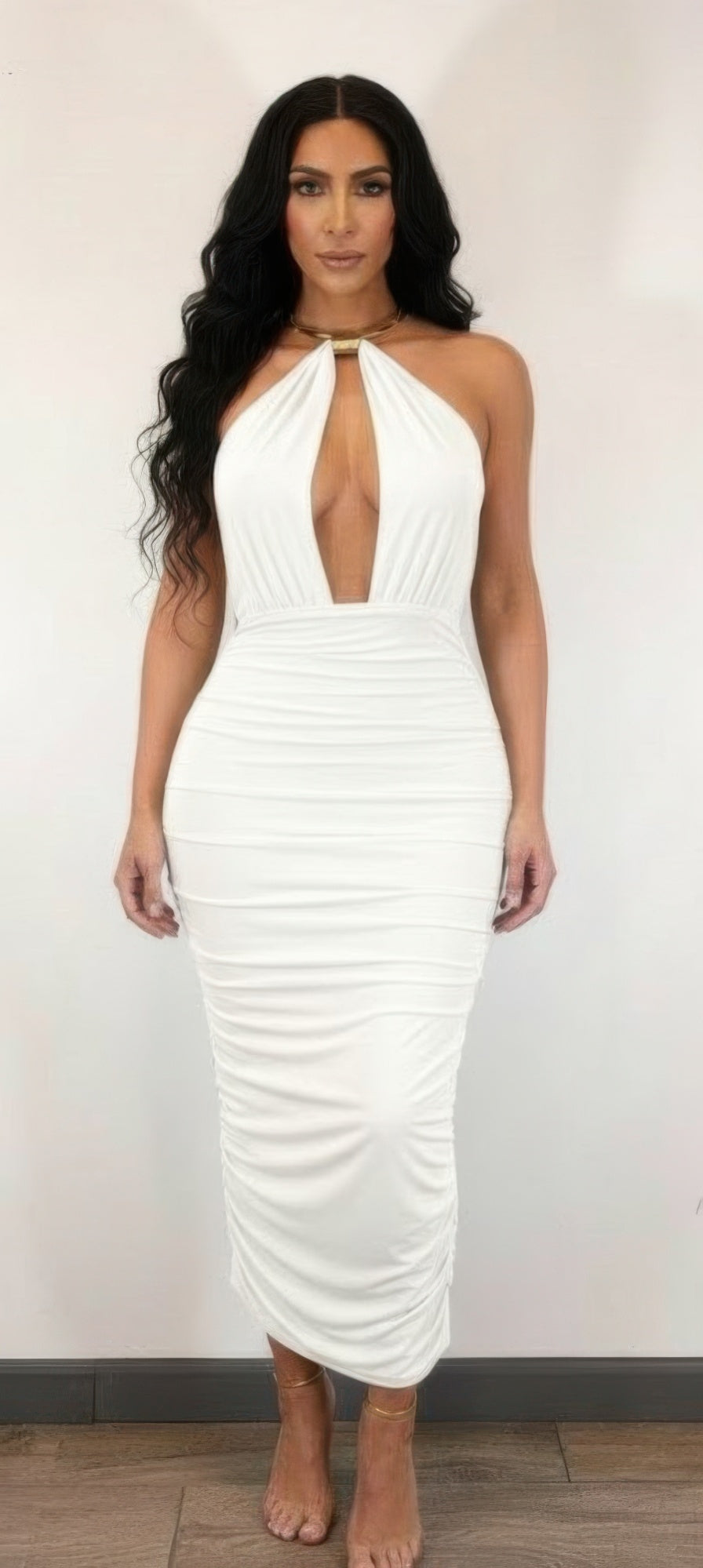 Weißes Midi-Kleid mit Halterkragen-Öffnung und gerafftem, figurbetontem Faltenrock