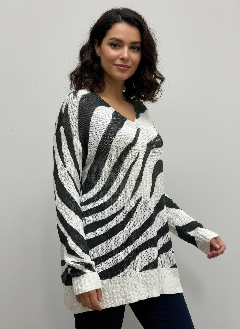 Pull-over sweater with zebra stripes, crew neckline and ribbed hem and cuffs