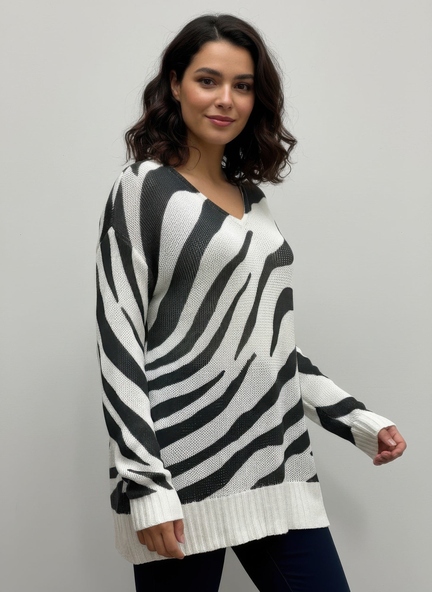 Pull-over sweater with zebra stripes, crew neckline and ribbed hem and cuffs