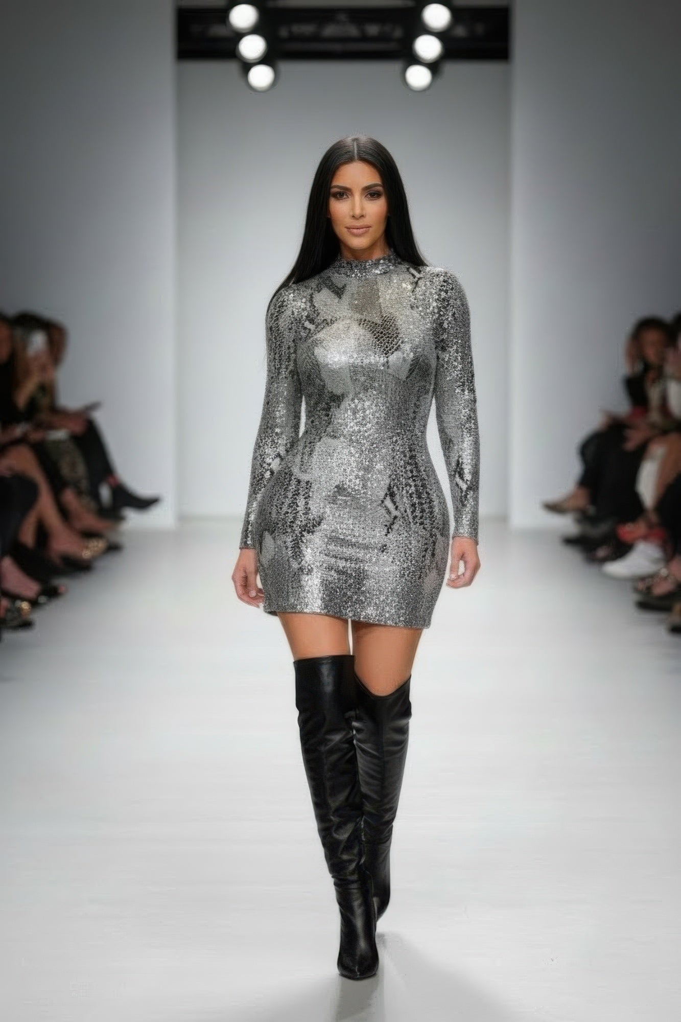 Silbernes Bodycon-Minikleid mit Schlangenprint, Stehkragenoptik und langen Ärmeln