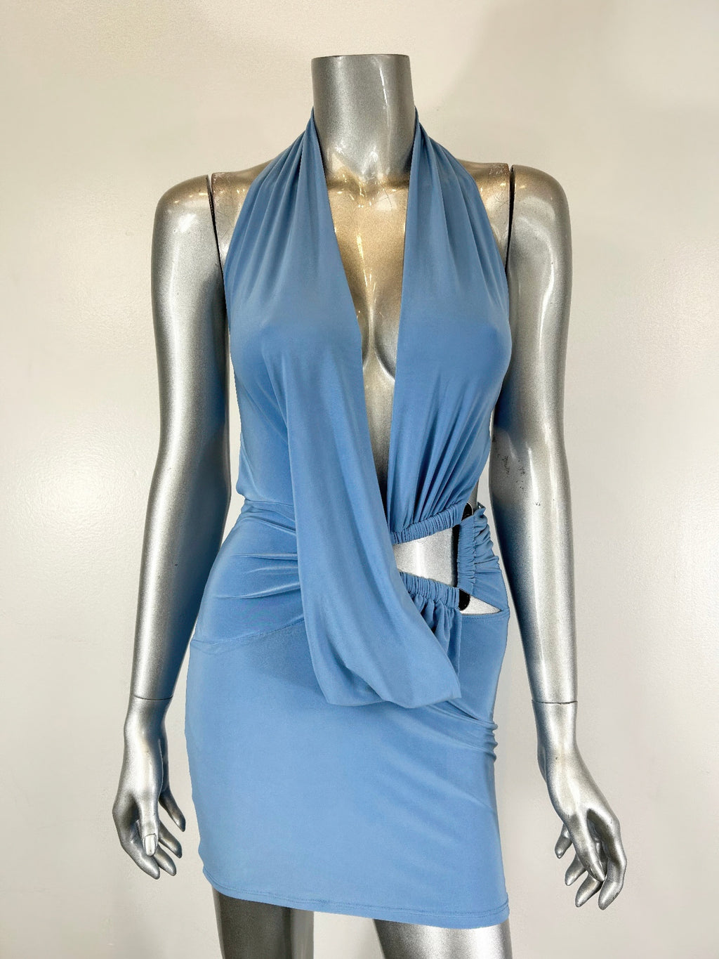Blaues Mini-Kleid am Mannequin: Drapiertes Halfter, tiefes V, geraffter Saum, Rückendetail