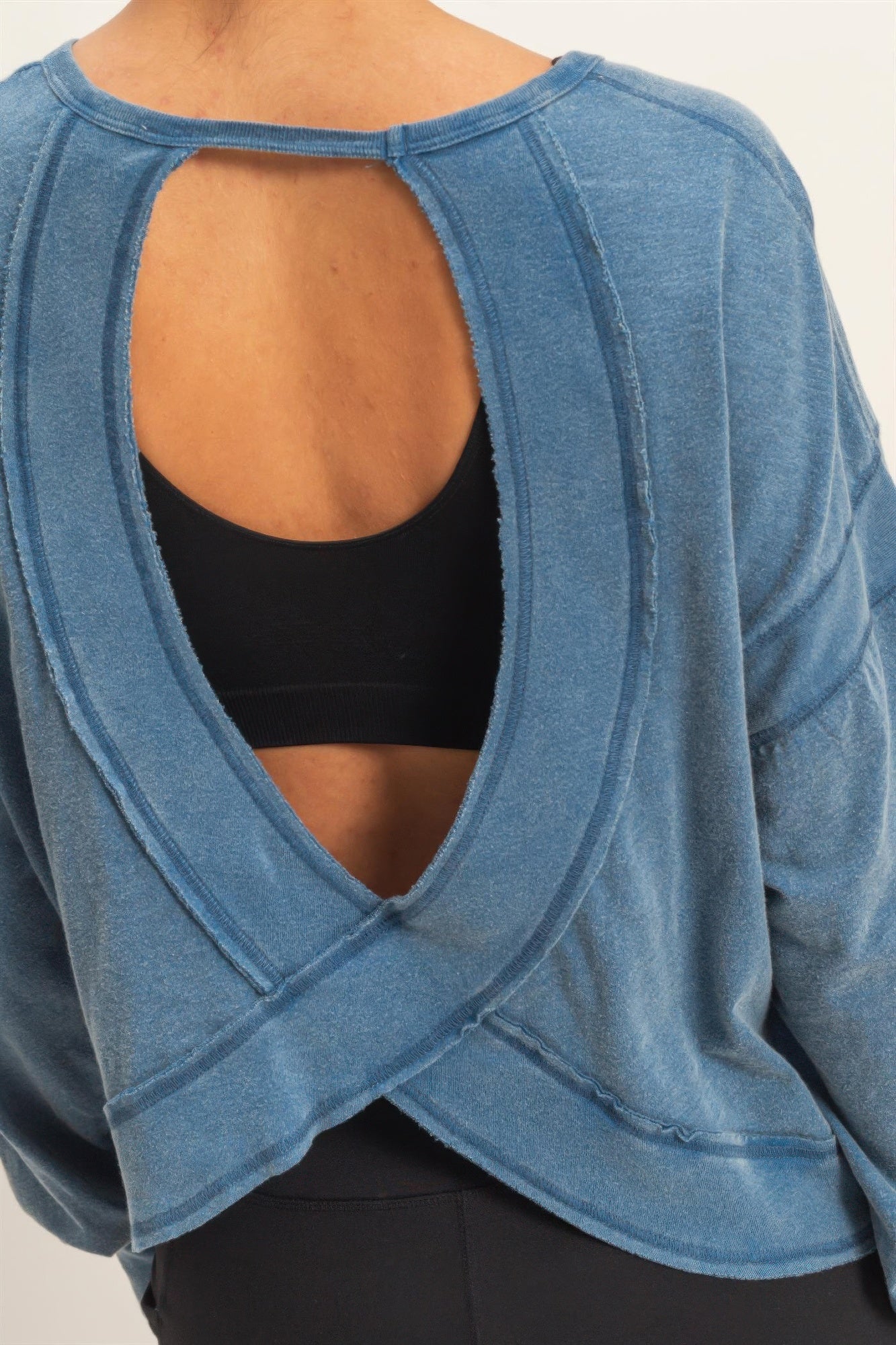 Offener Rückenausschnitt am Longsleeve, navyblau, Cross-Detail