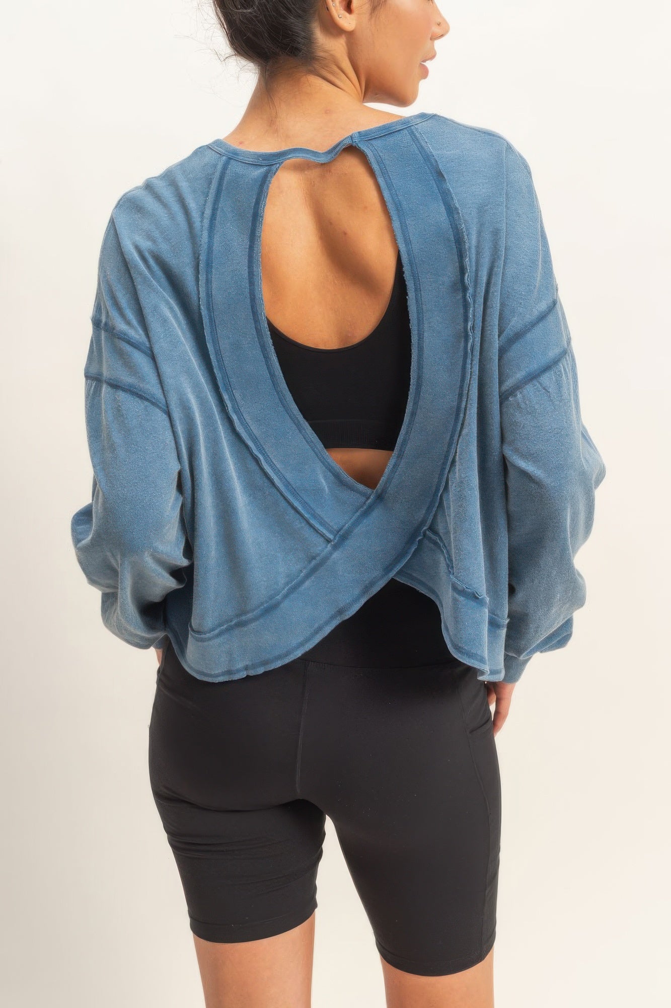 Rückansicht Longsleeve mit offenem Rücken, navyblau, Cross-Detail