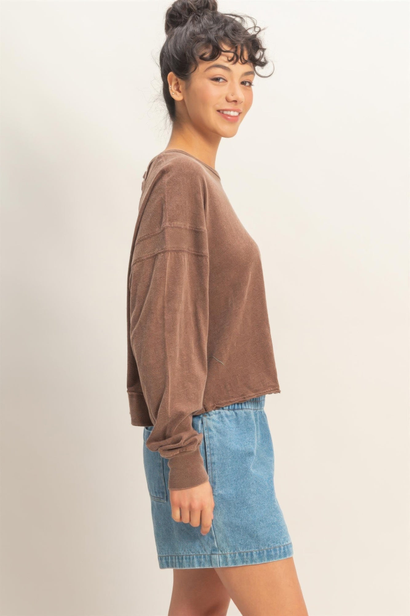 Langarmshirt dunkel taupe, Rückenseite offen mit Kreuznaht