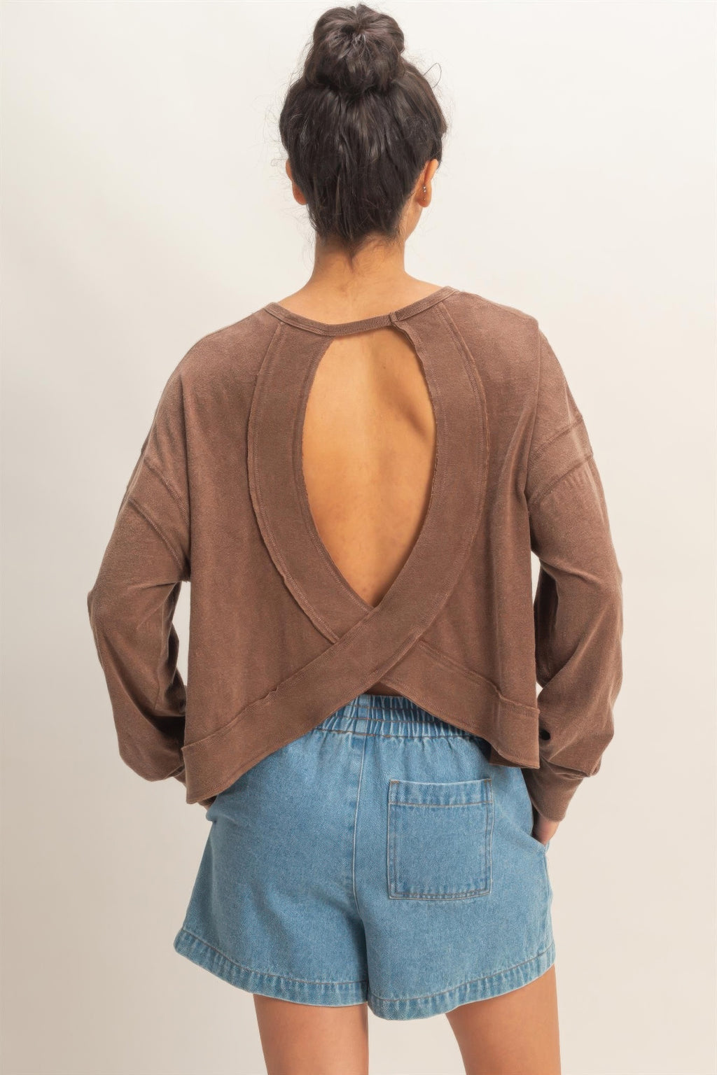Rückansicht: Langarmshirt dunkel taupe mit offenem Rücken und Kreuzverarbeitung