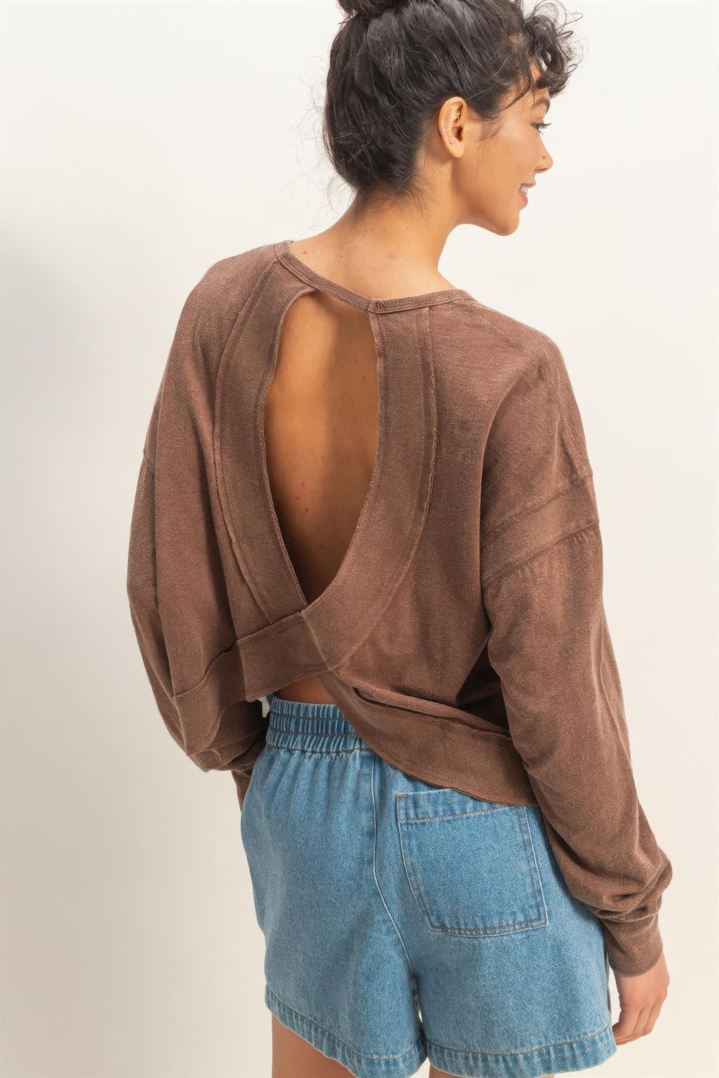 Langarmshirt dunkel taupe im Seitenprofil, offener Rücken mit Kreuzdetail