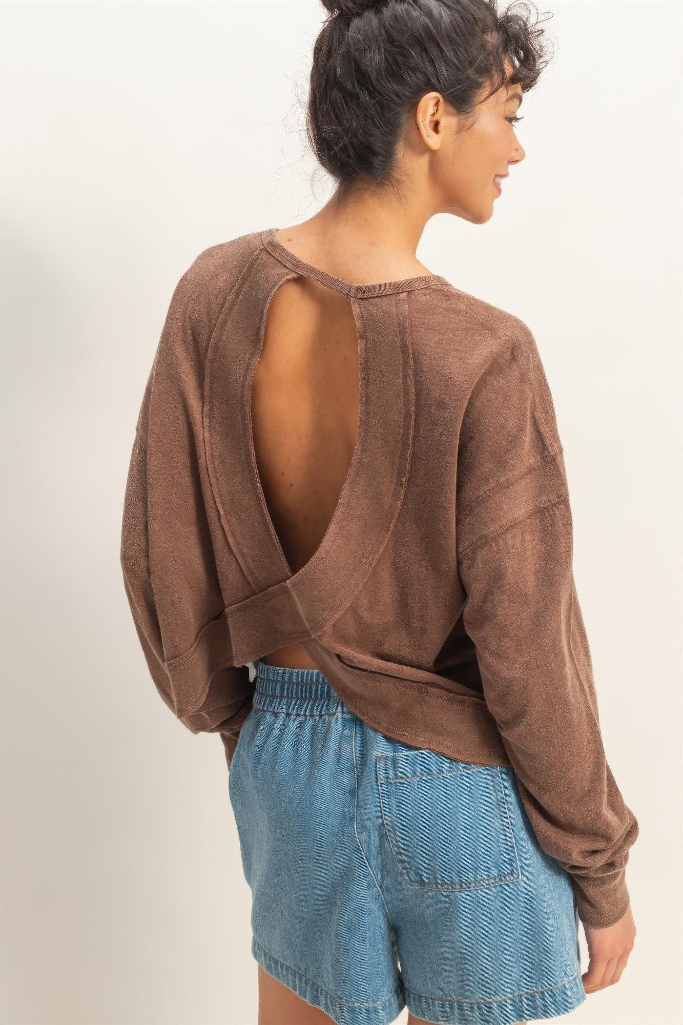 Langarmshirt dunkel taupe im Seitenprofil, offener Rücken mit Kreuzdetail