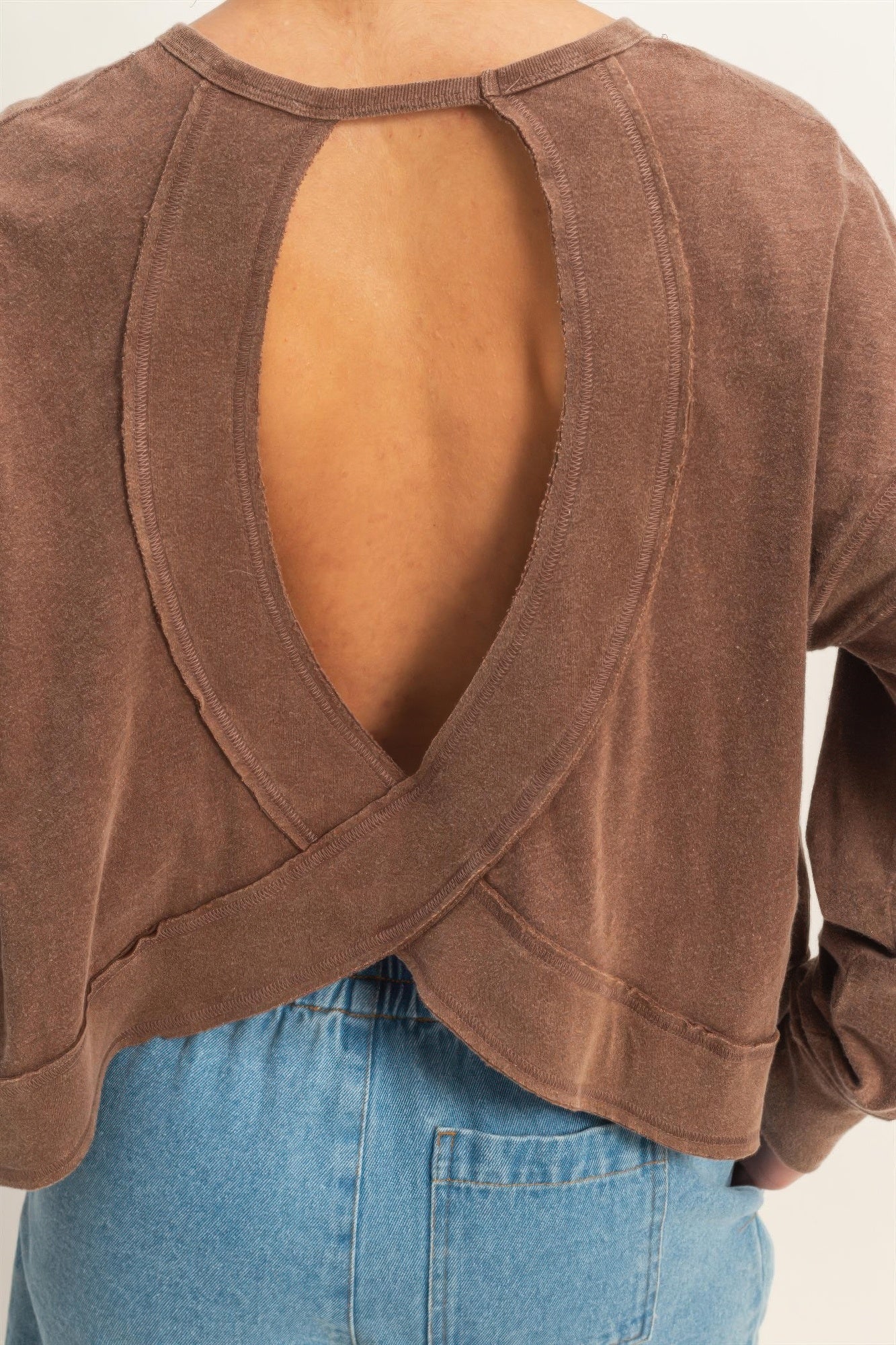 Nahaufnahme: Offener Rücken mit Kreuznaht am Langarmshirt, dunkel taupe