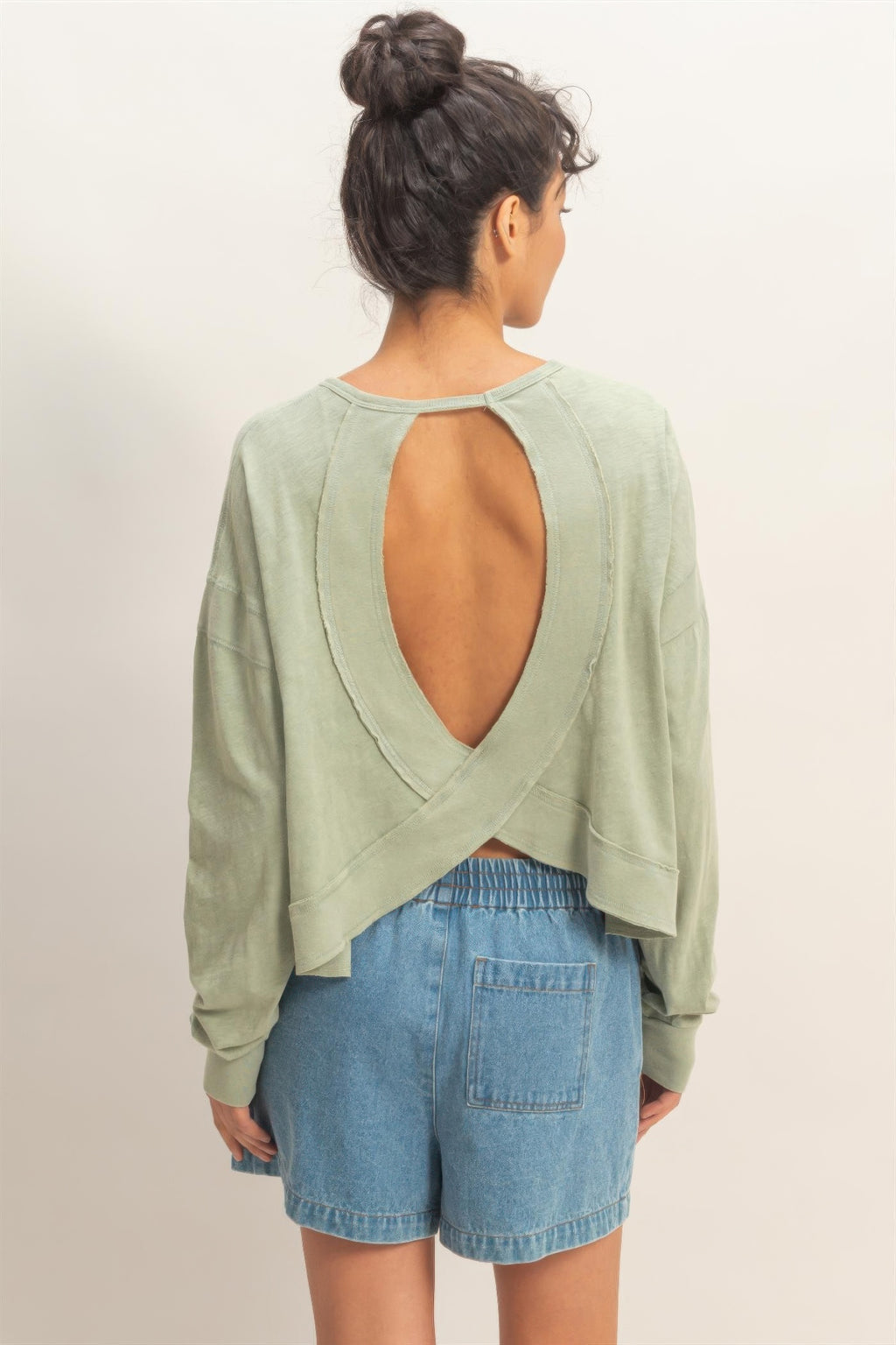 Rückansicht Longsleeve, Salbeigrün, offener Ausschnitt mit Cross-Detail