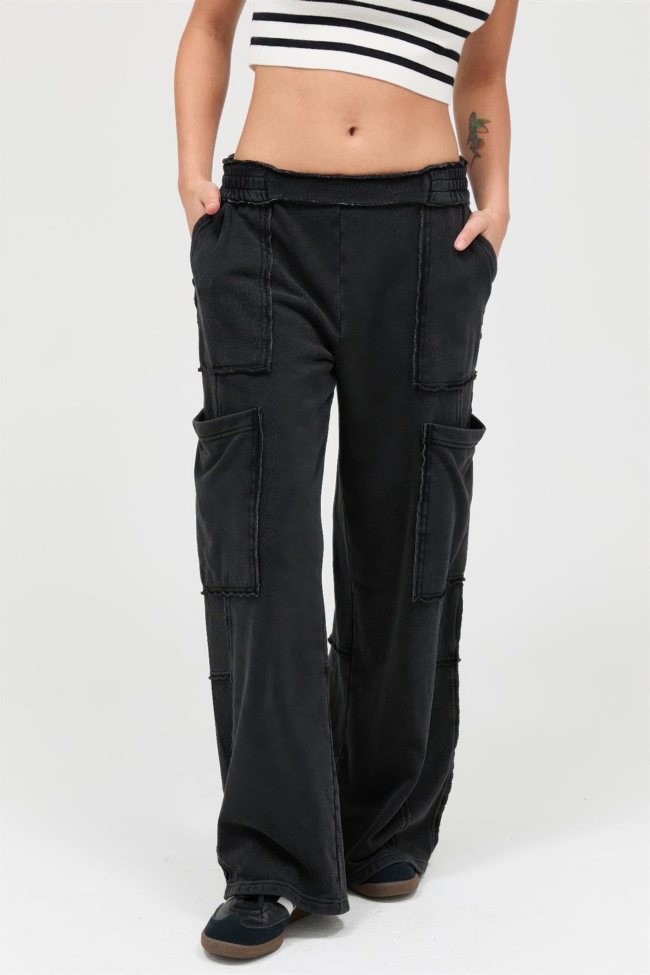 Black mineral-wash wide-leg cargo pants, elastic waist, side cargo pockets