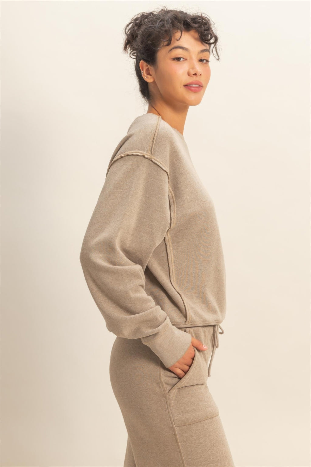 Mocha Burnout-Sweatshirt, Seitenansicht mit Raw-Edge-Nähten am Ärmel und Bündchen
