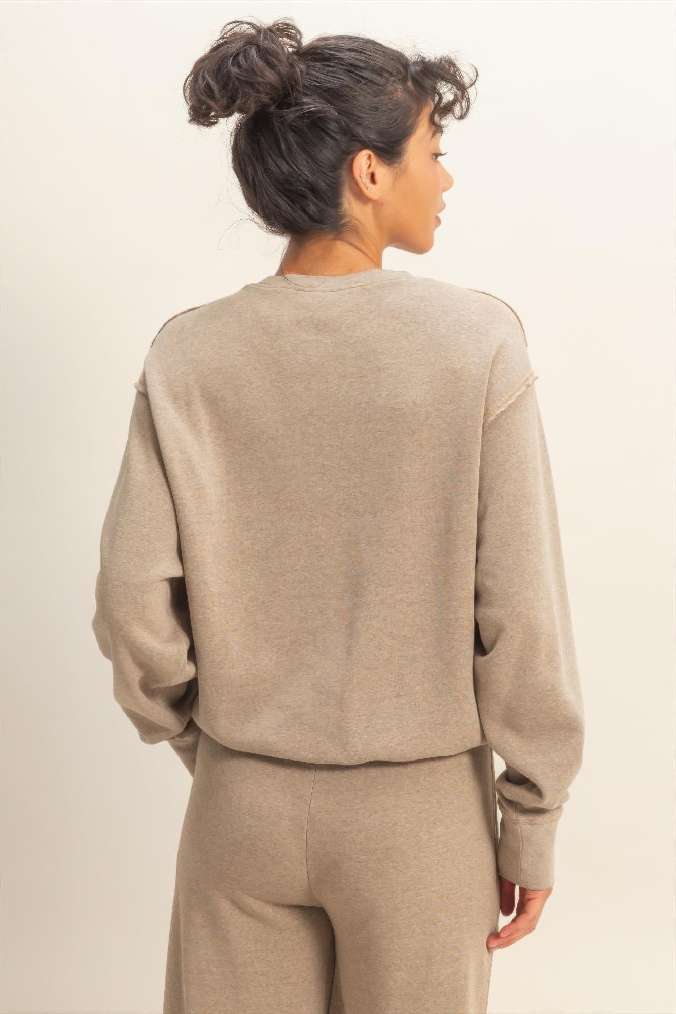 Mocha Burnout-Sweatshirt, Rückansicht mit glatter Fläche und Raw-Edge-Armkanten