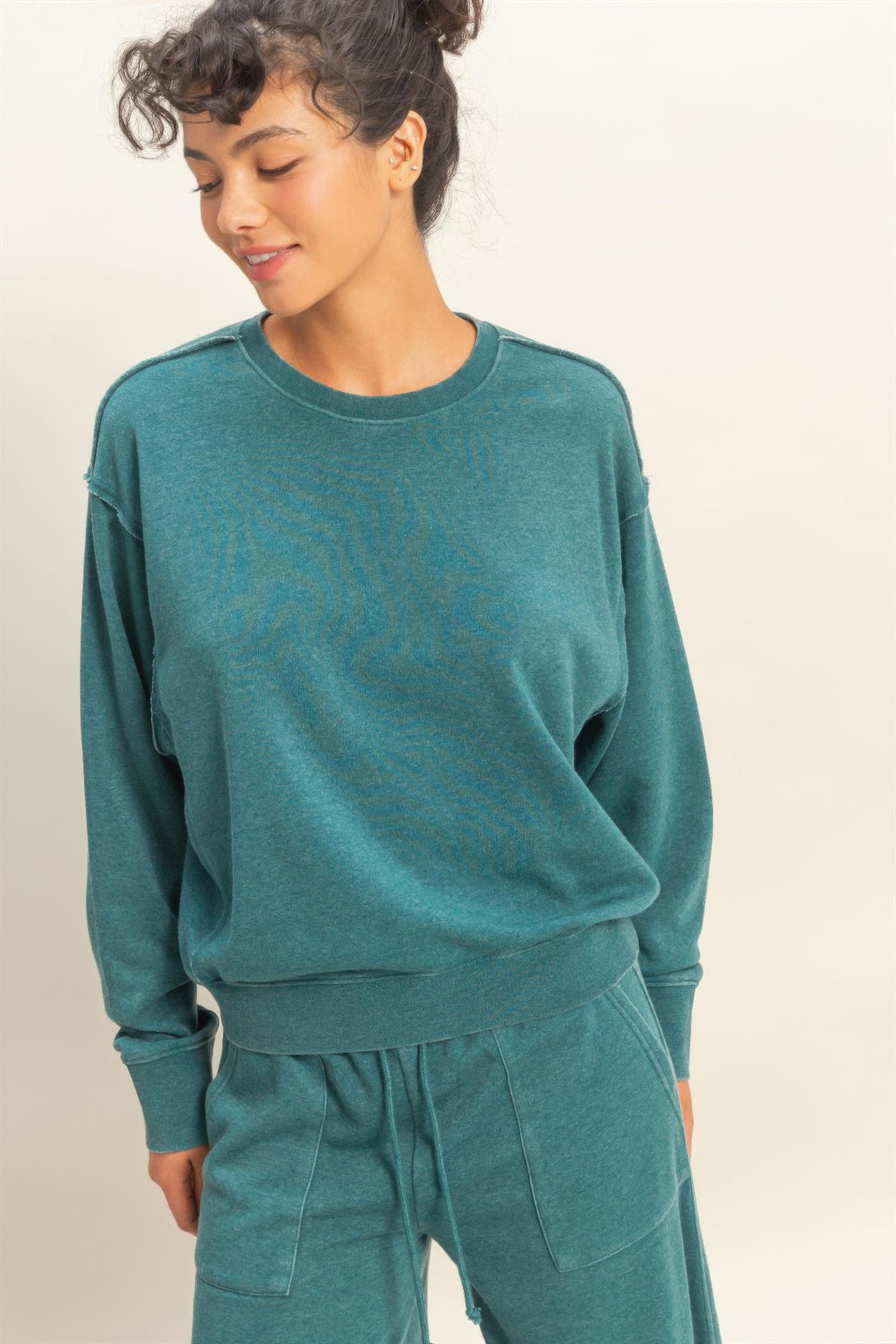 Turquoise raw-edge sweatshirt with crew neck and relaxed long sleeves