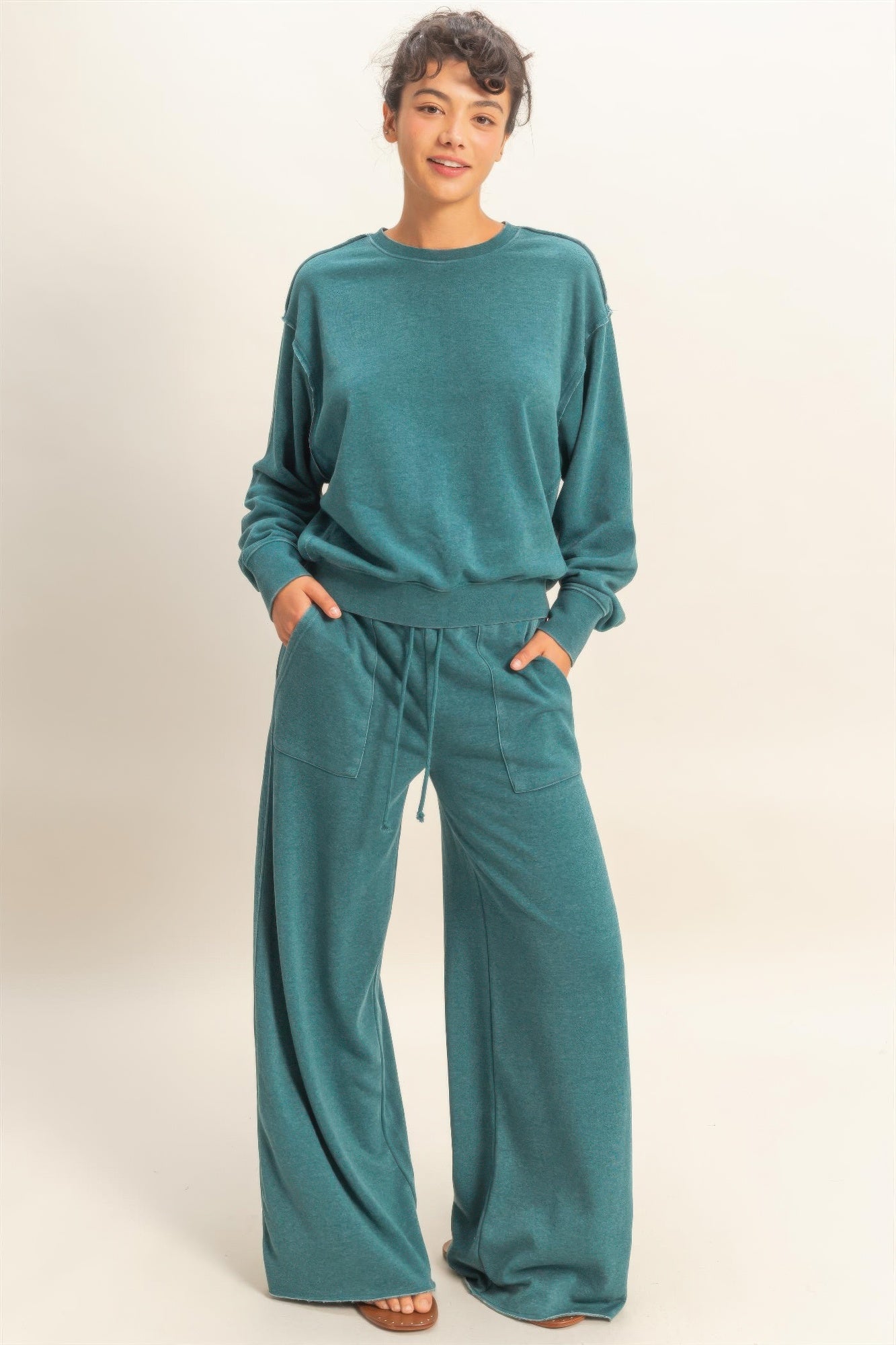 Turquoise raw-edge sweatshirt, crew neck, relaxed fit and ribbed hem band