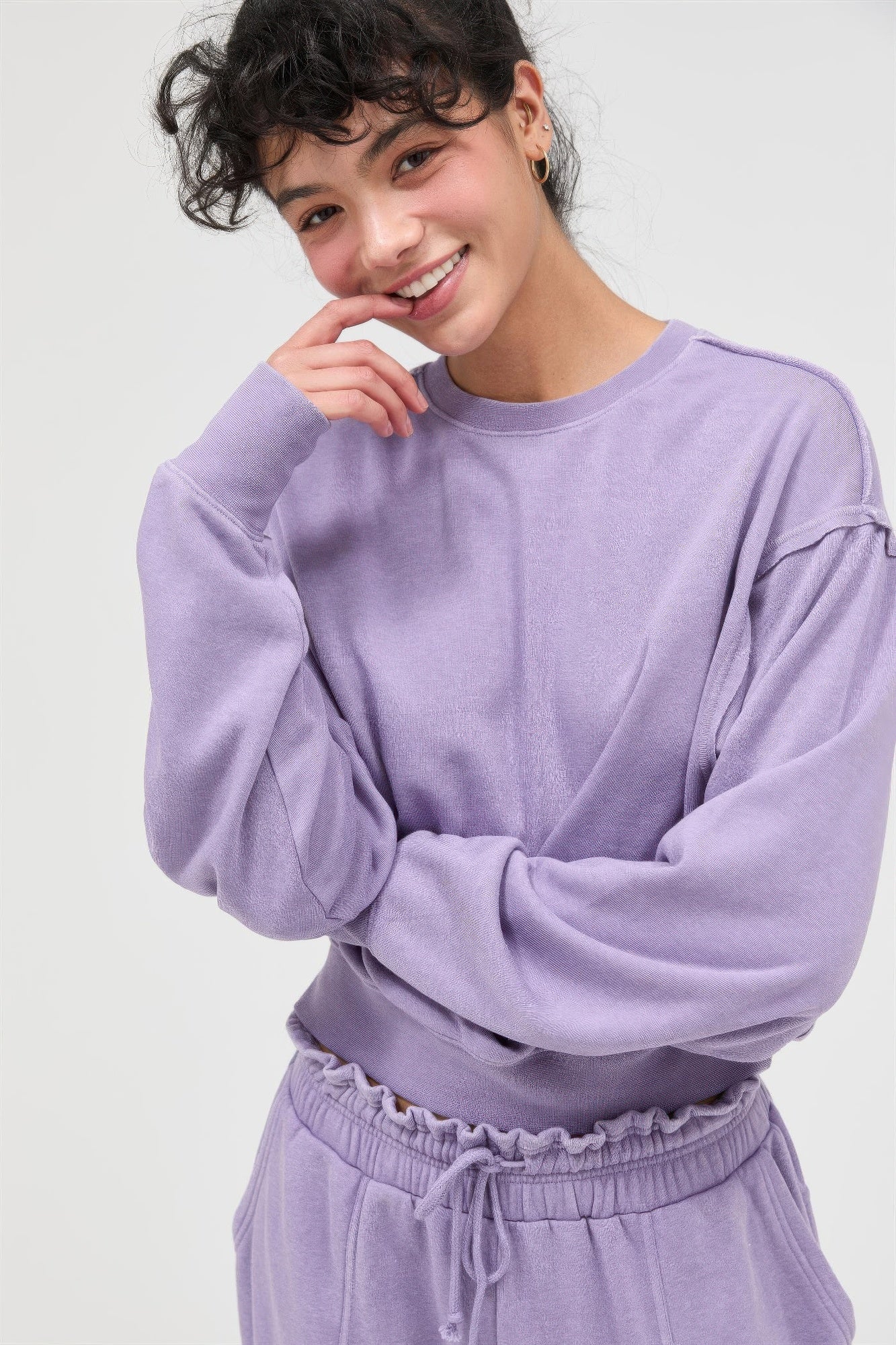 Dusty Purple Burnout-Sweatshirt, Crewneck, weiche Textur mit Raw-Edge Abschlüssen