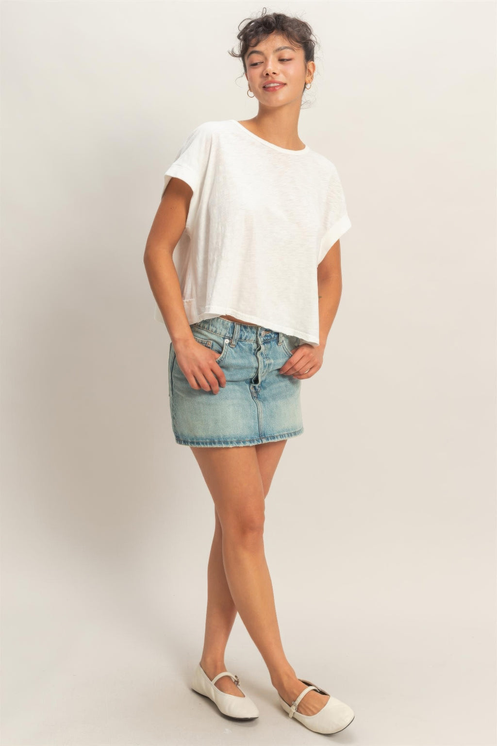 White acid-wash cross-detail open-back top, short sleeves and relaxed fit front