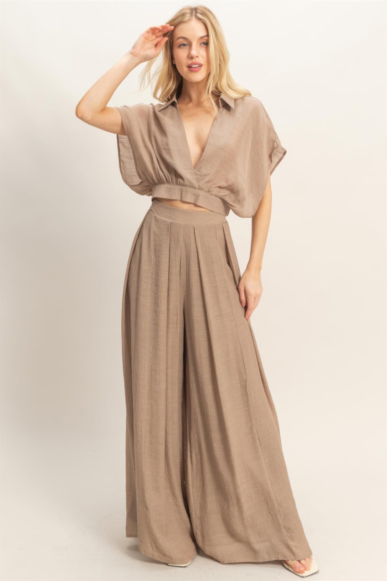 Light-Mocha Wickel-Top mit Kragen und weitem Hosen-Set, kurze Ärmel